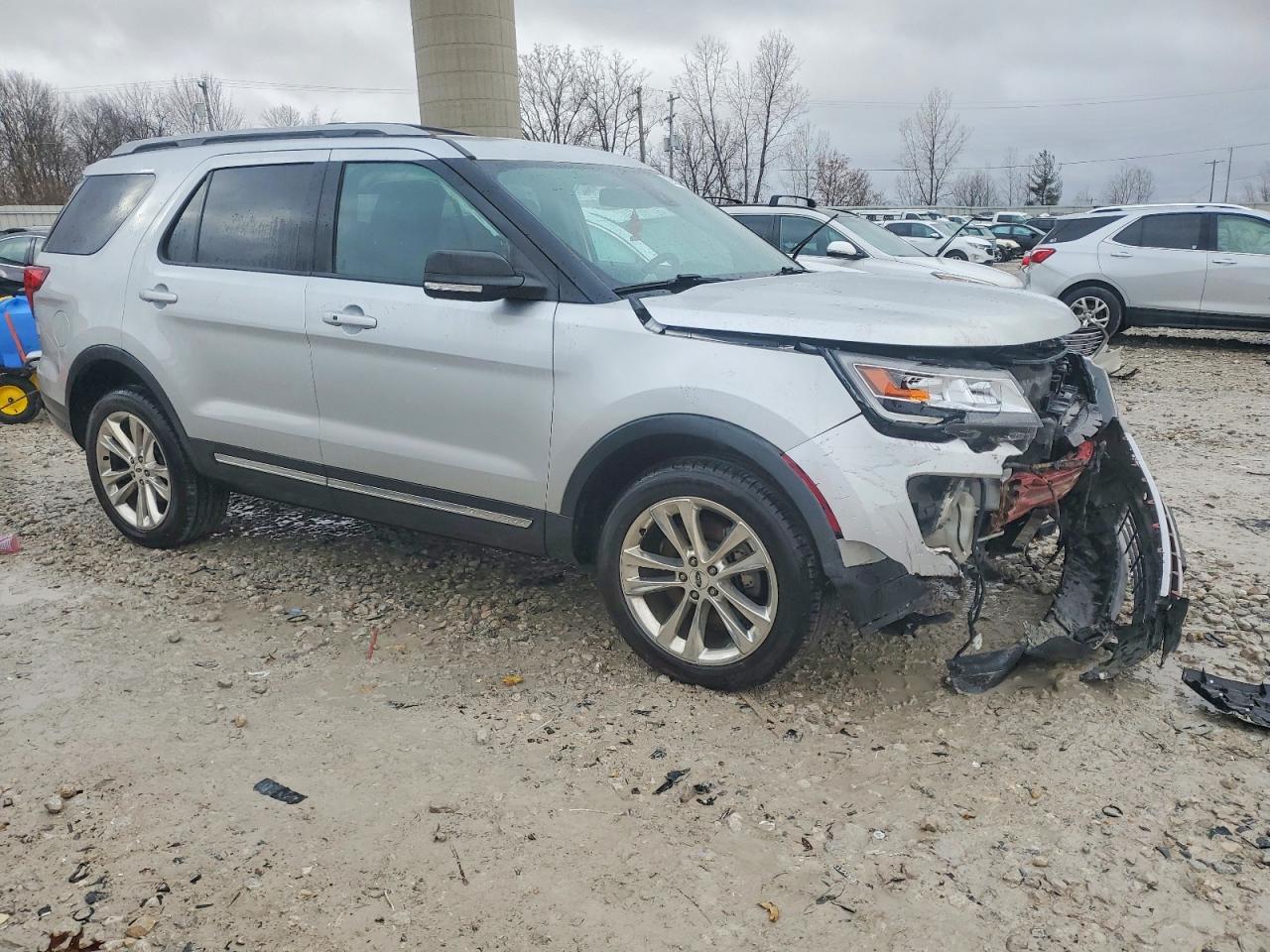 2019 FORD EXPLORER XLT photo 4