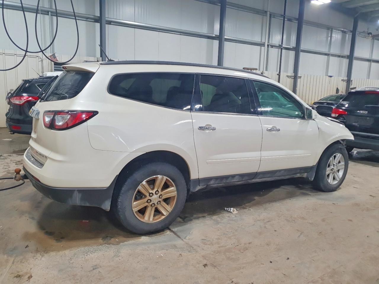 2014 CHEVROLET TRAVERSE LT photo 3