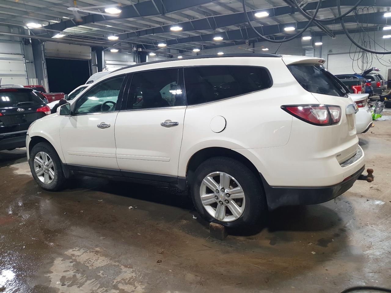 2014 CHEVROLET TRAVERSE LT photo 2