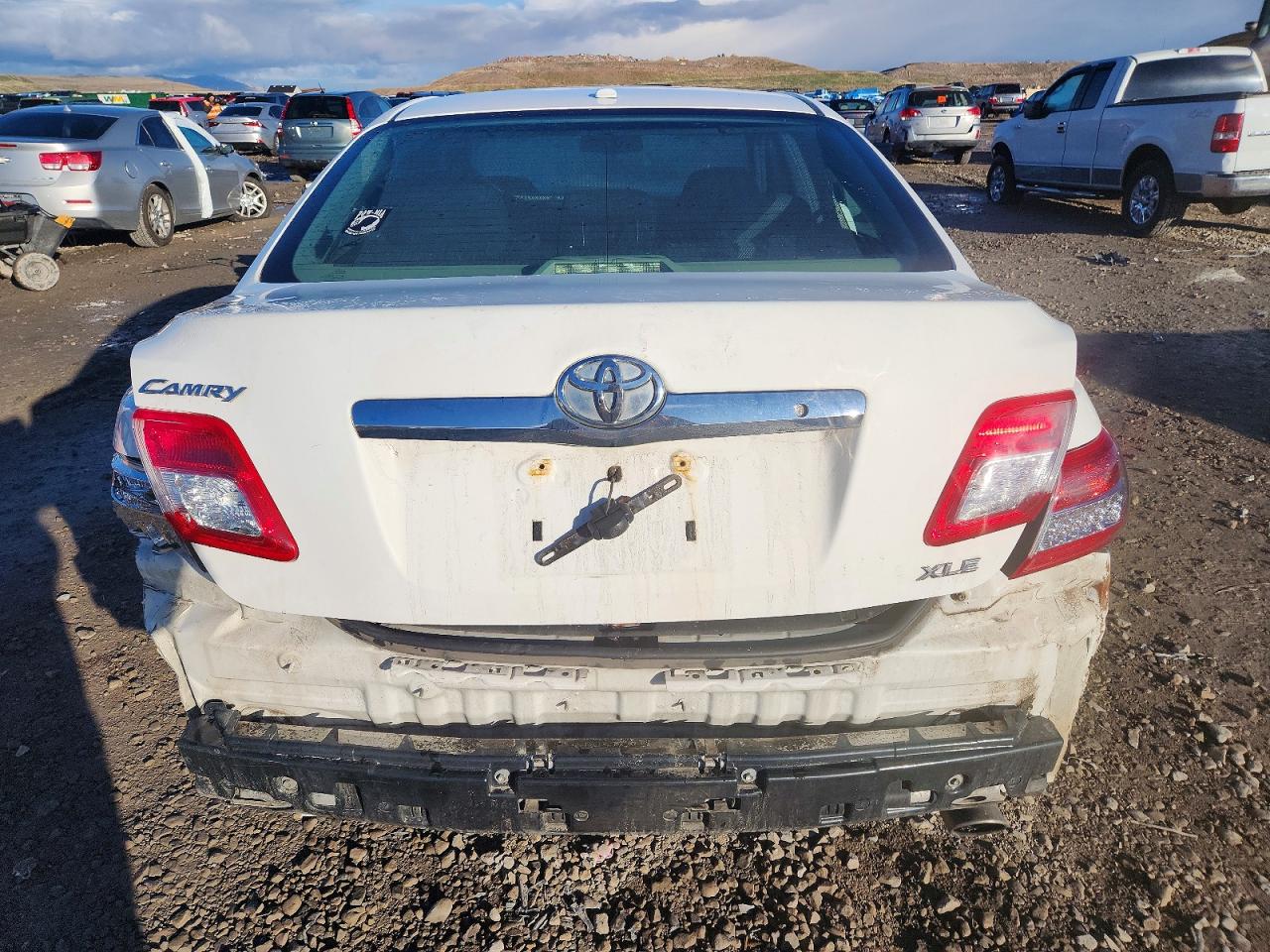 2011 TOYOTA CAMRY photo 6