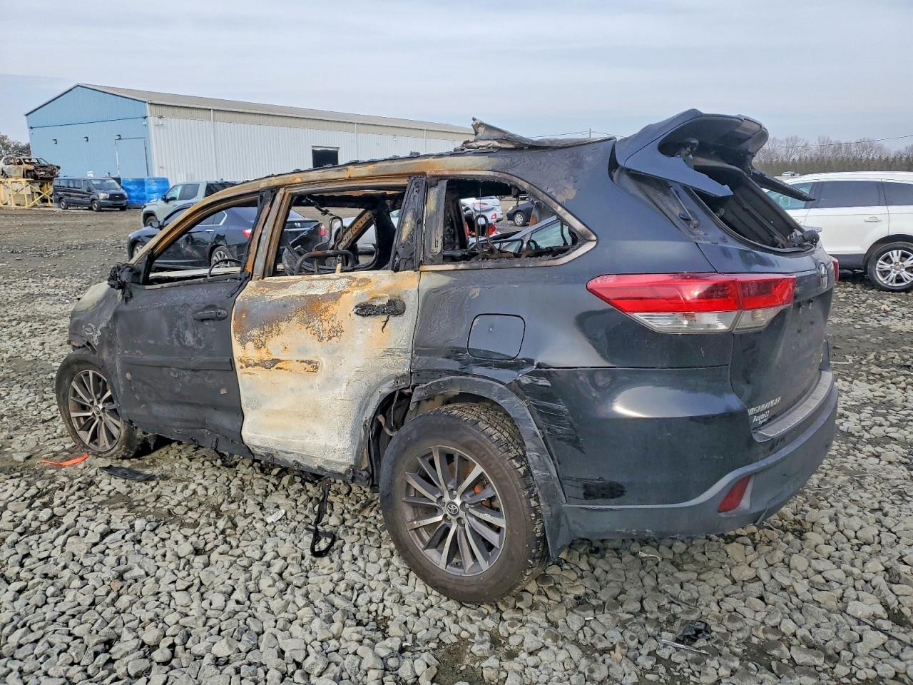 2019 TOYOTA HIGHLANDER SE photo 2