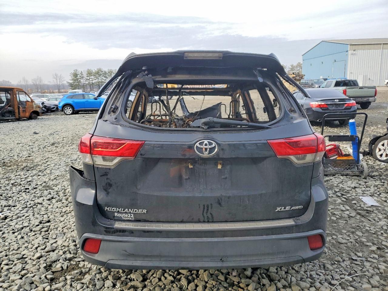 2019 TOYOTA HIGHLANDER SE photo 6
