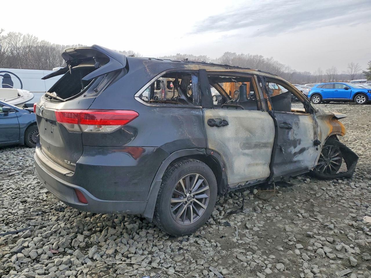 2019 TOYOTA HIGHLANDER SE photo 3