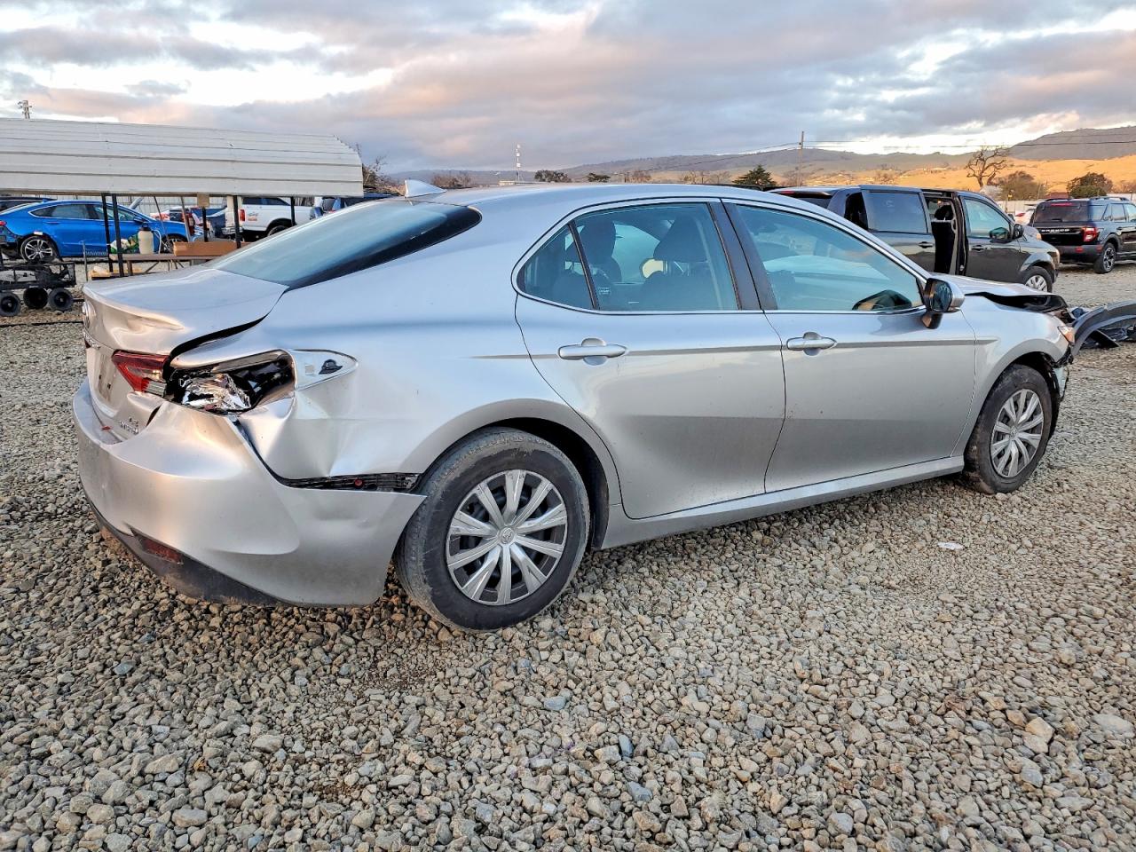 2022 TOYOTA CAMRY LE photo 3