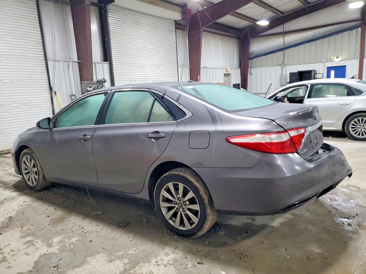 2017 TOYOTA CAMRY LE photo 3