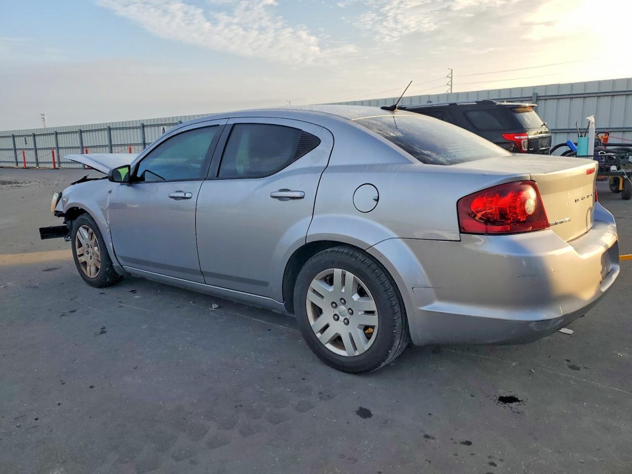 2014 DODGE AVENGER photo 2