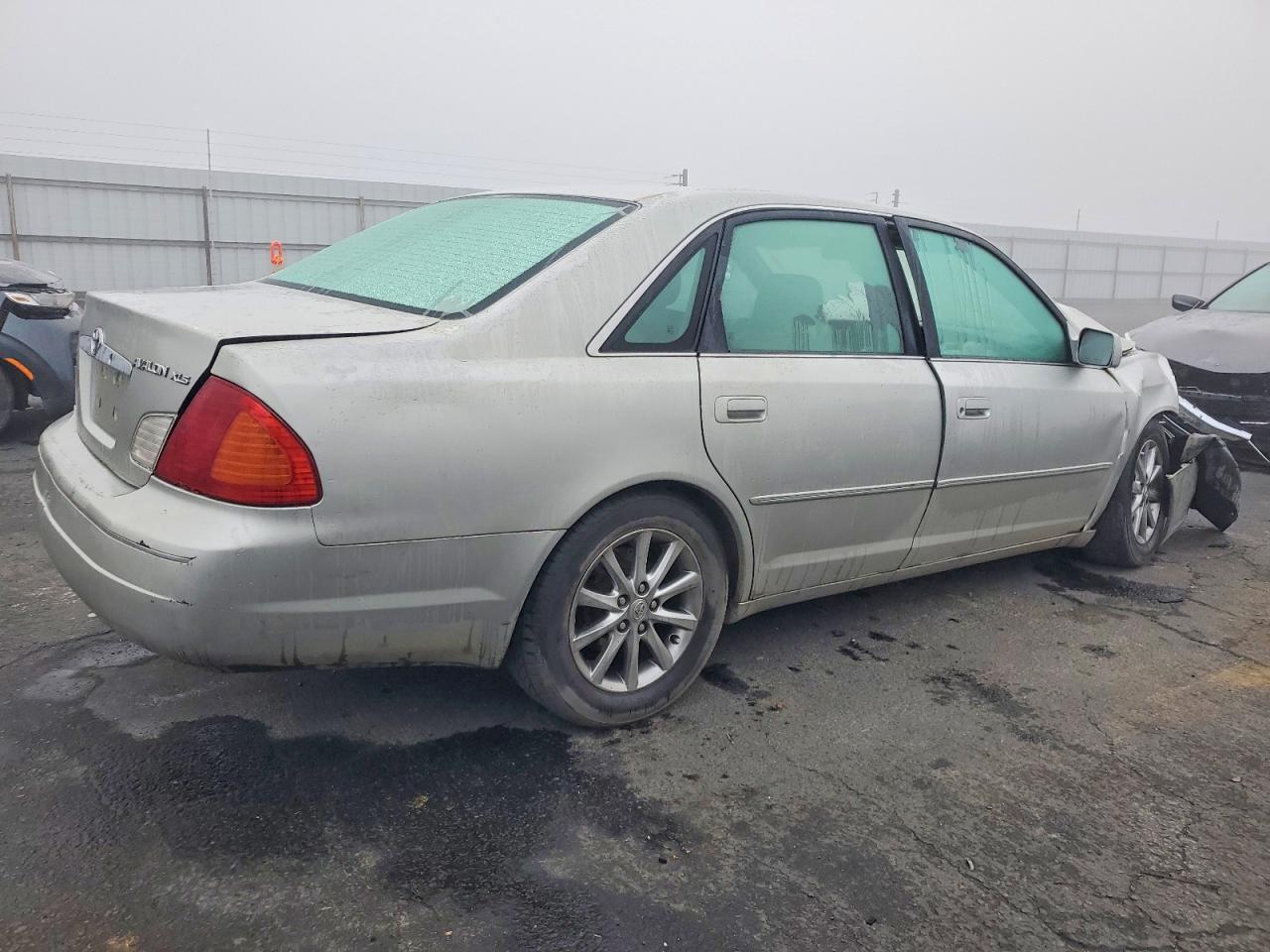 2002 TOYOTA AVALON XL photo 3