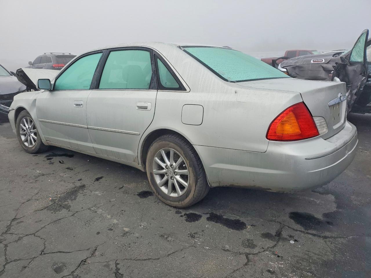 2002 TOYOTA AVALON XL photo 2