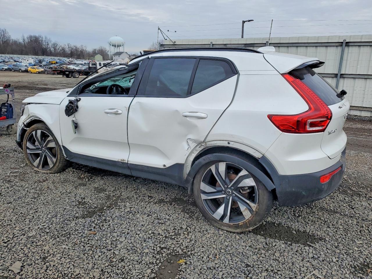 2024 VOLVO XC40 PLUS photo 3