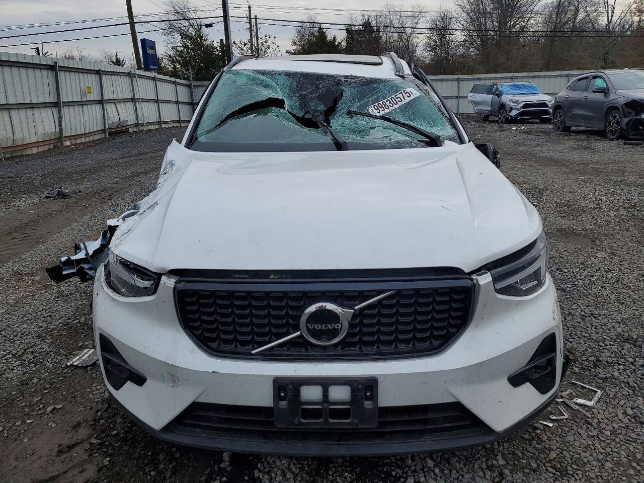 2024 VOLVO XC40 PLUS photo 9