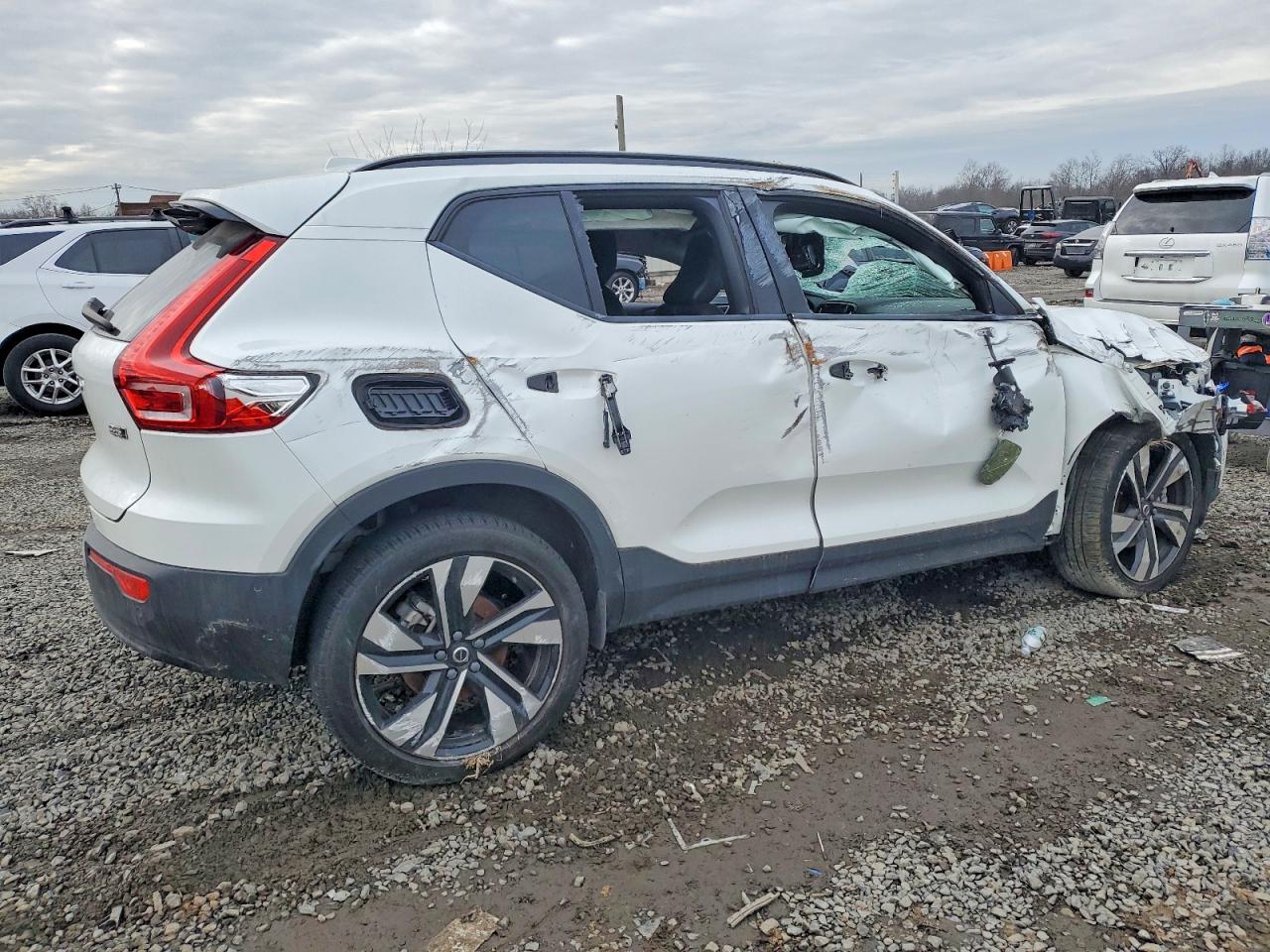 2024 VOLVO XC40 PLUS photo 5