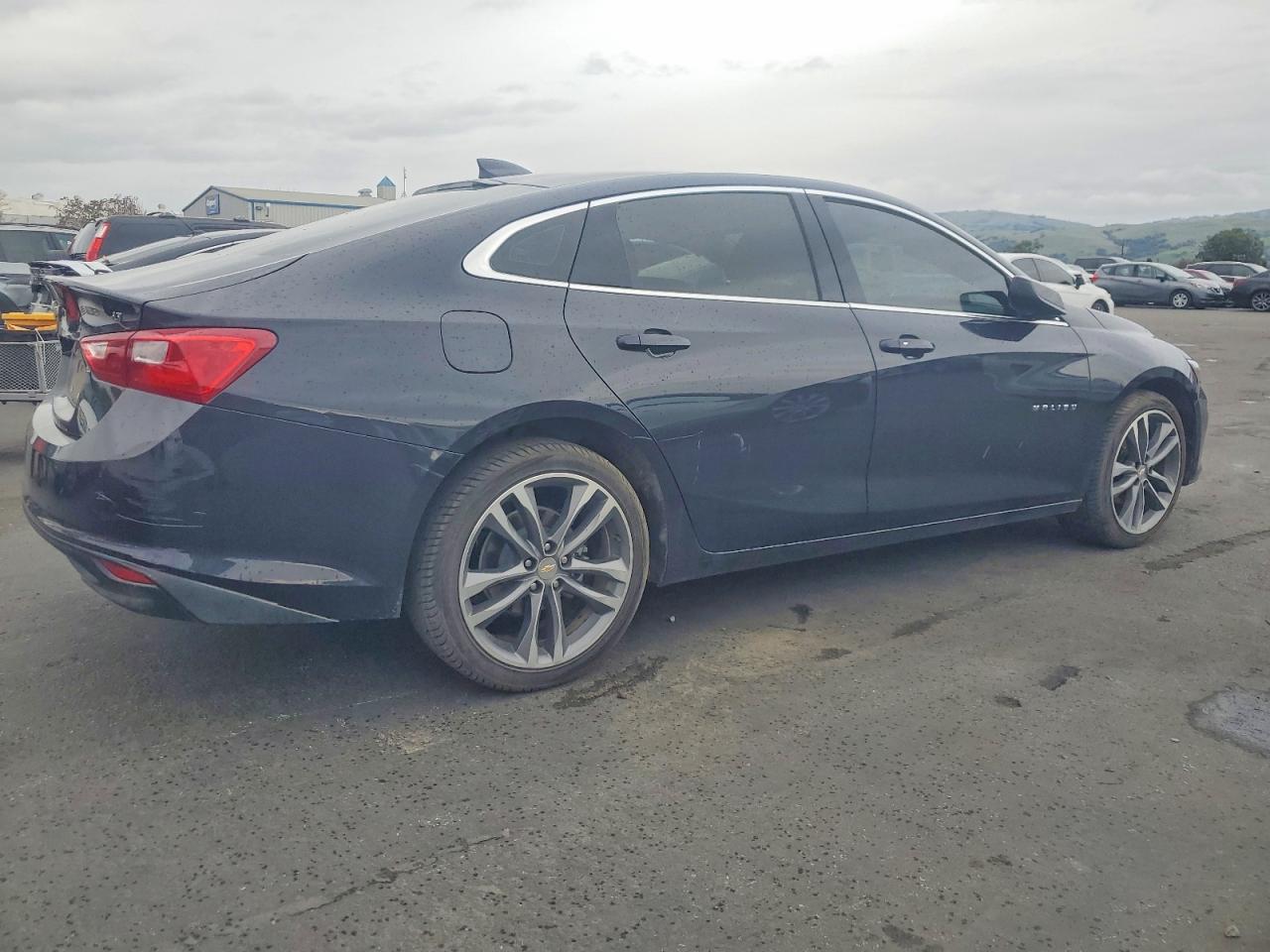 2023 CHEVROLET MALIBU LT photo 3