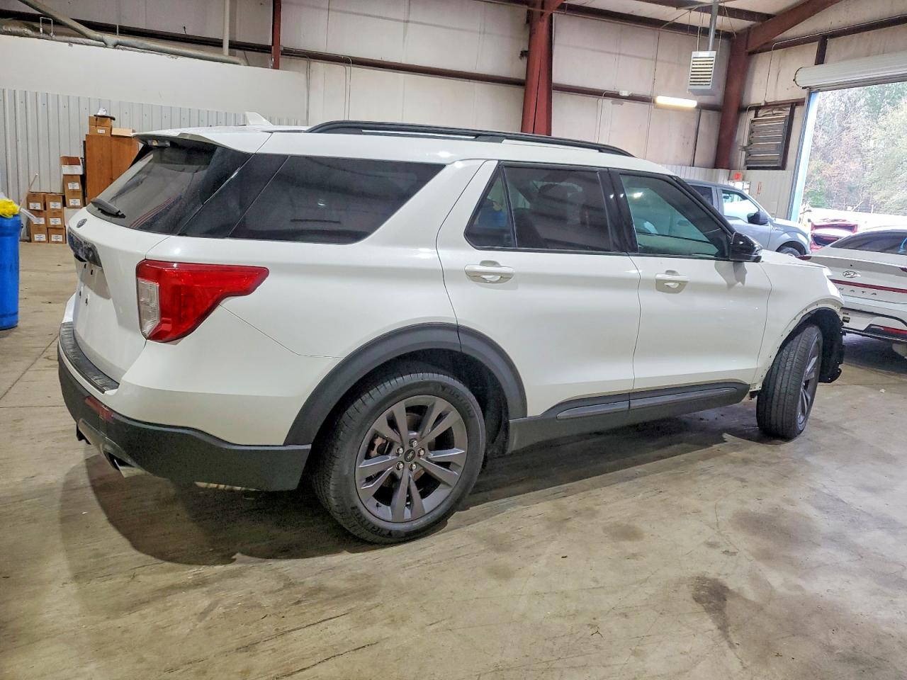 2023 FORD EXPLORER XLT photo 3