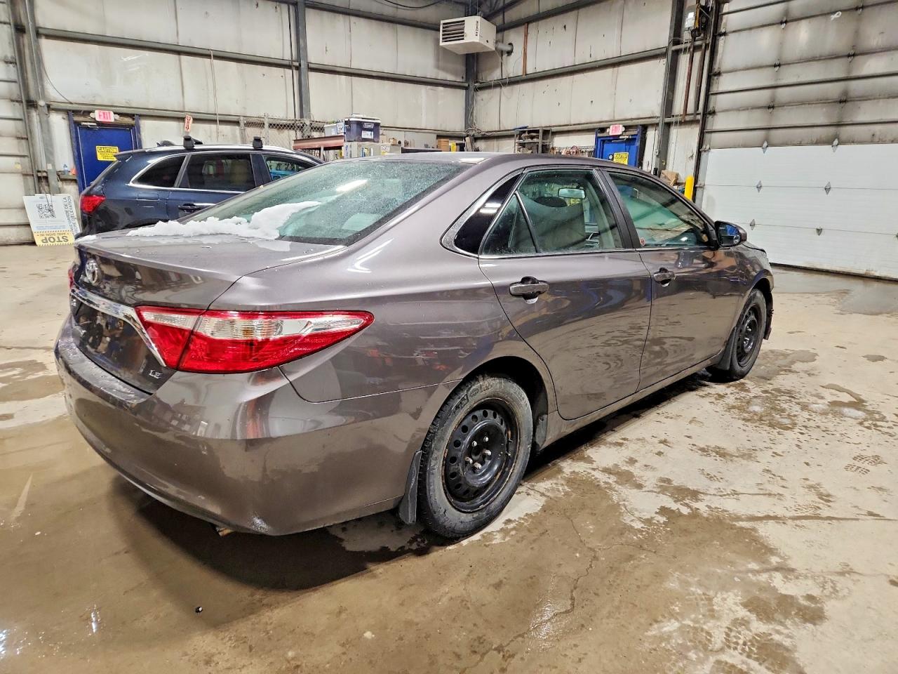 2015 TOYOTA CAMRY LE photo 3