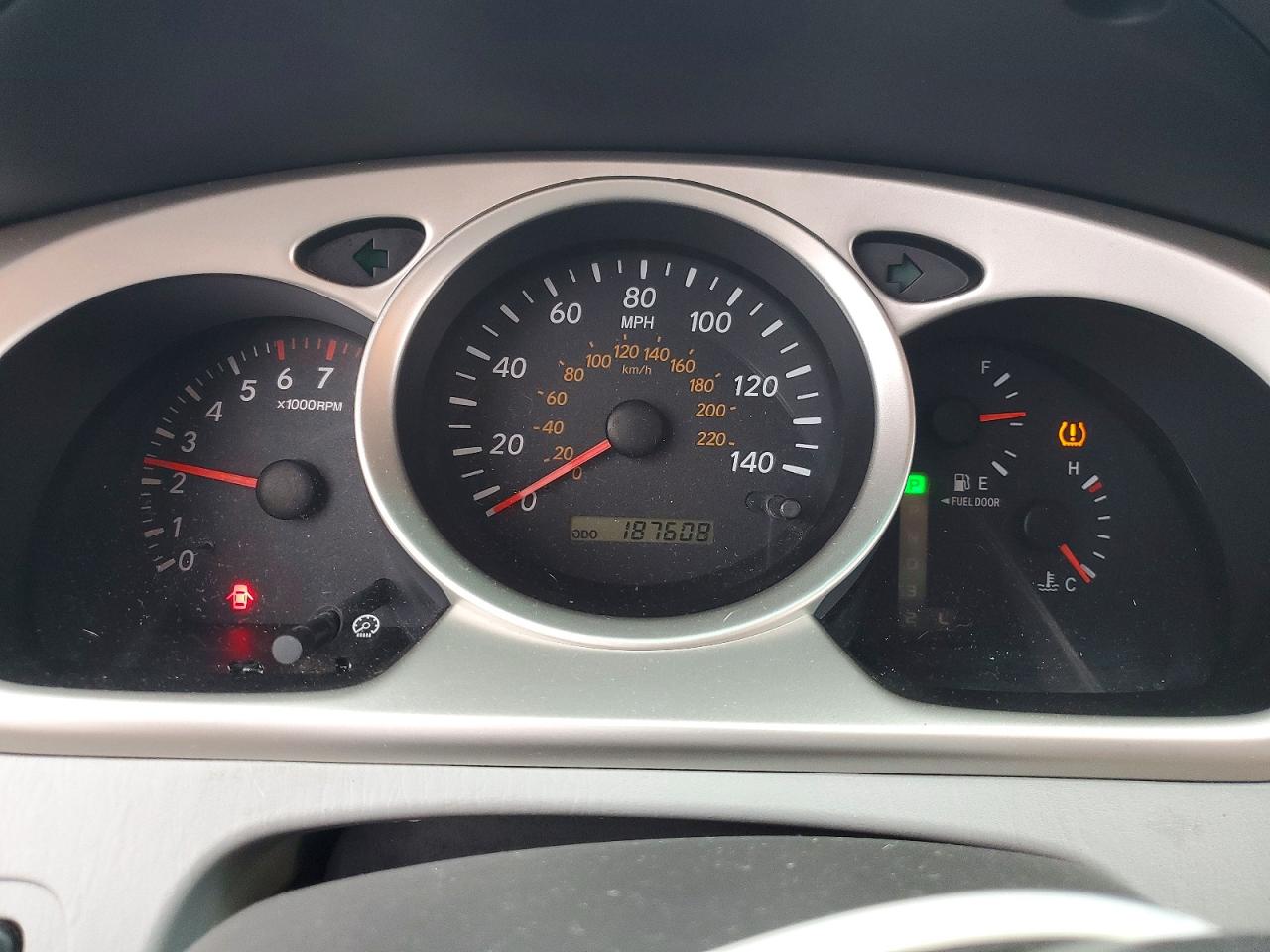 2004 TOYOTA HIGHLANDER BASE photo 9