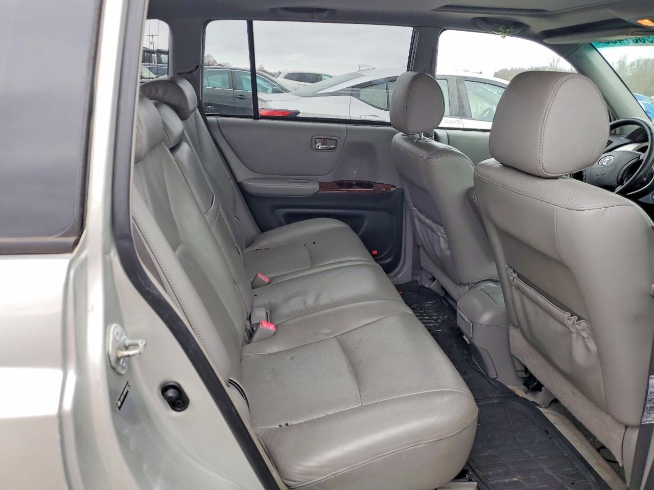 2004 TOYOTA HIGHLANDER BASE photo 11
