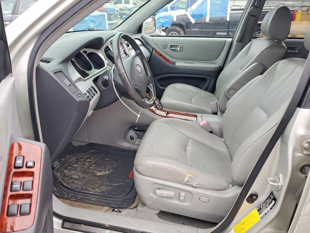 2004 TOYOTA HIGHLANDER BASE photo 7