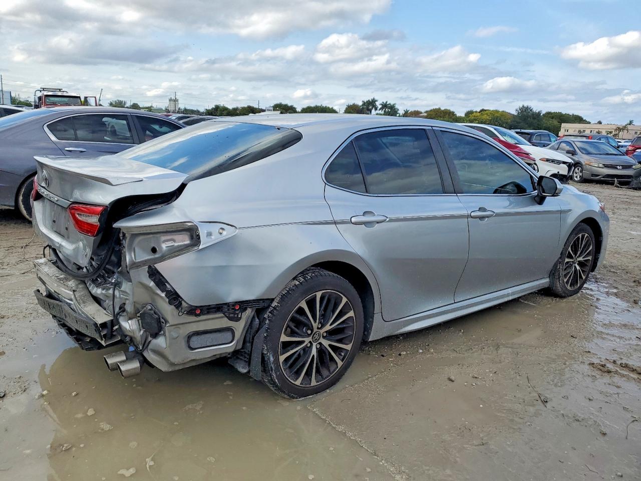 2018 TOYOTA CAMRY L photo 3