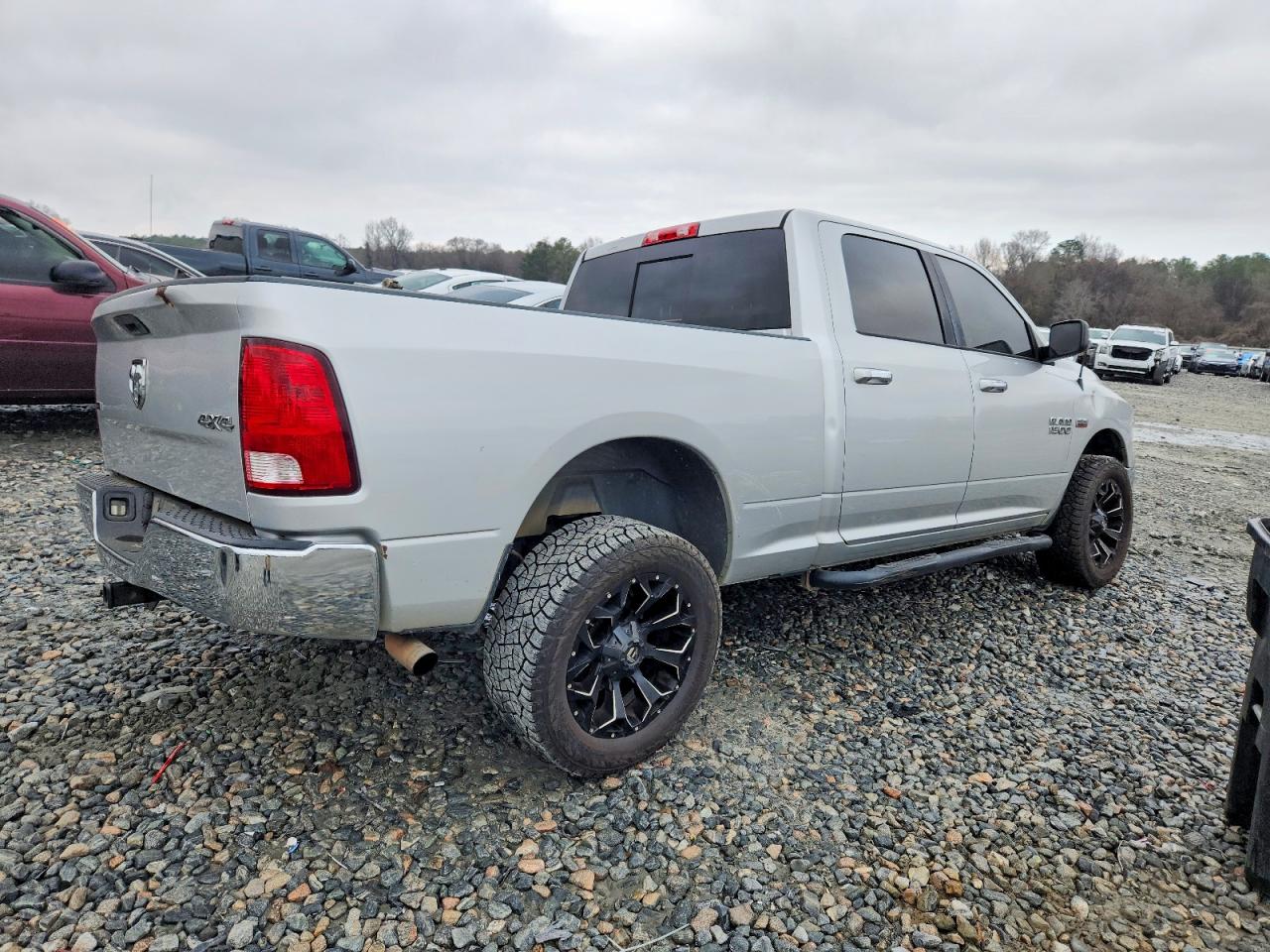 2017 RAM 1500 SLT photo 3