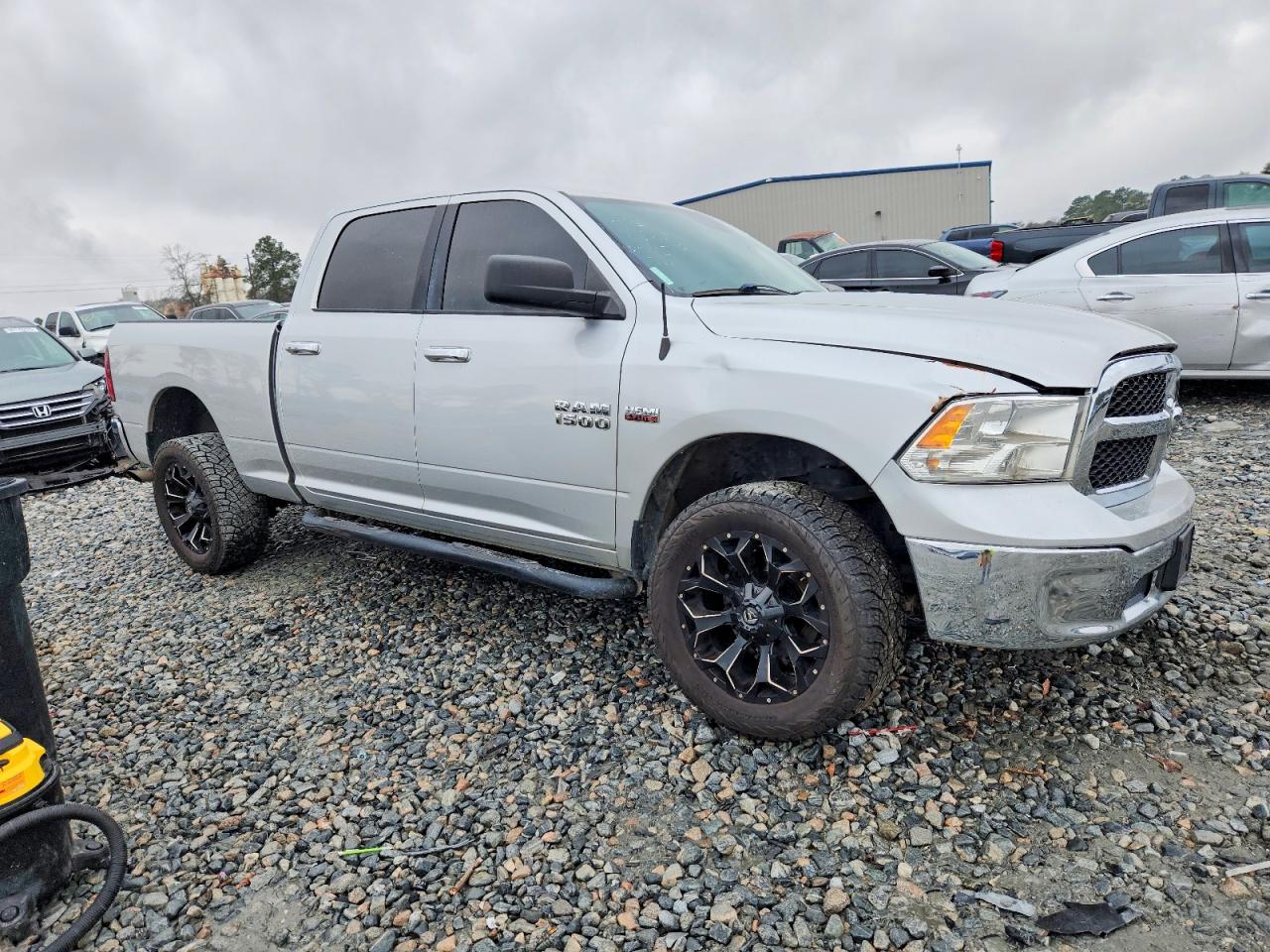 2017 RAM 1500 SLT photo 4