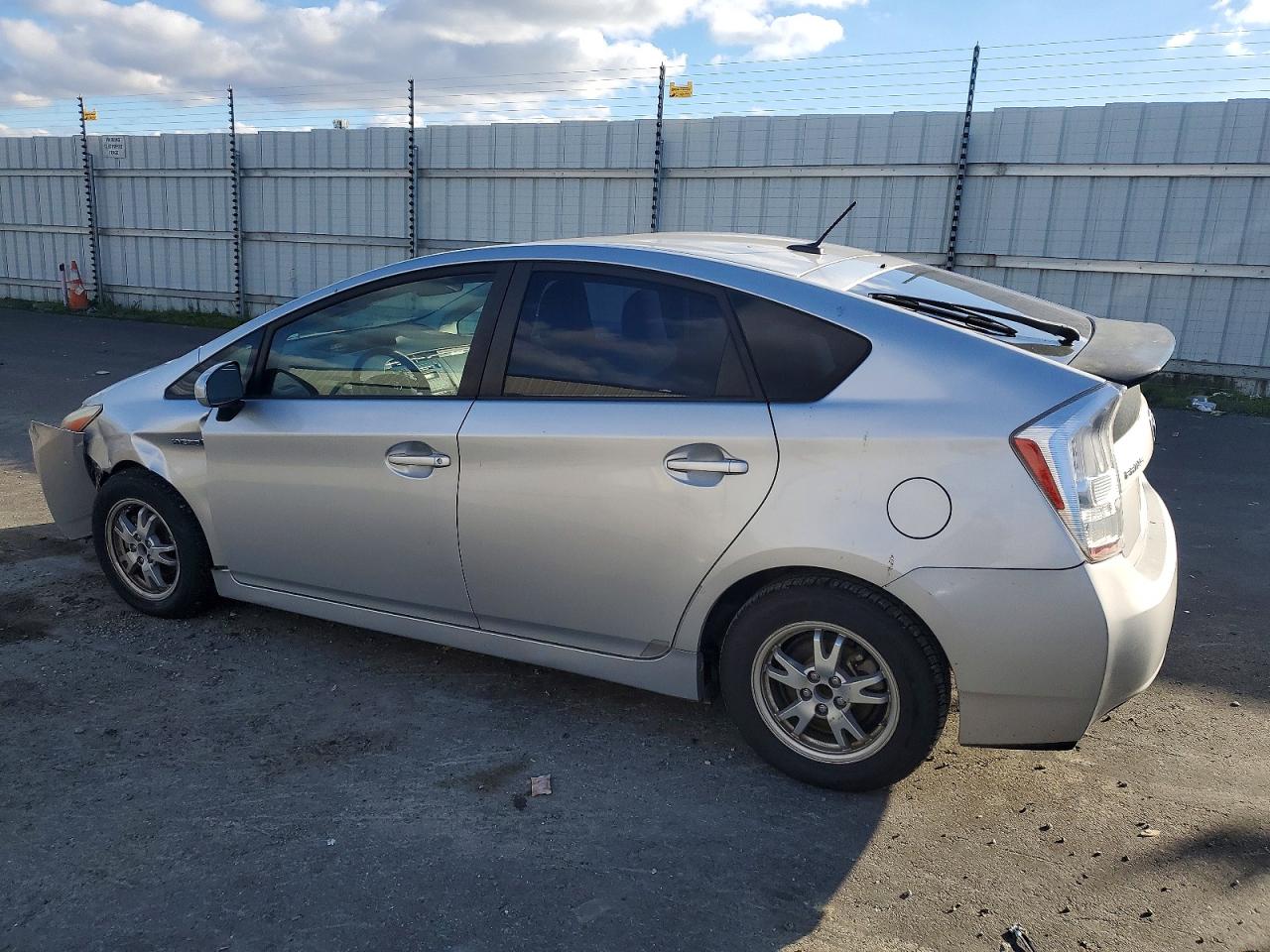2011 TOYOTA PRIUS photo 2