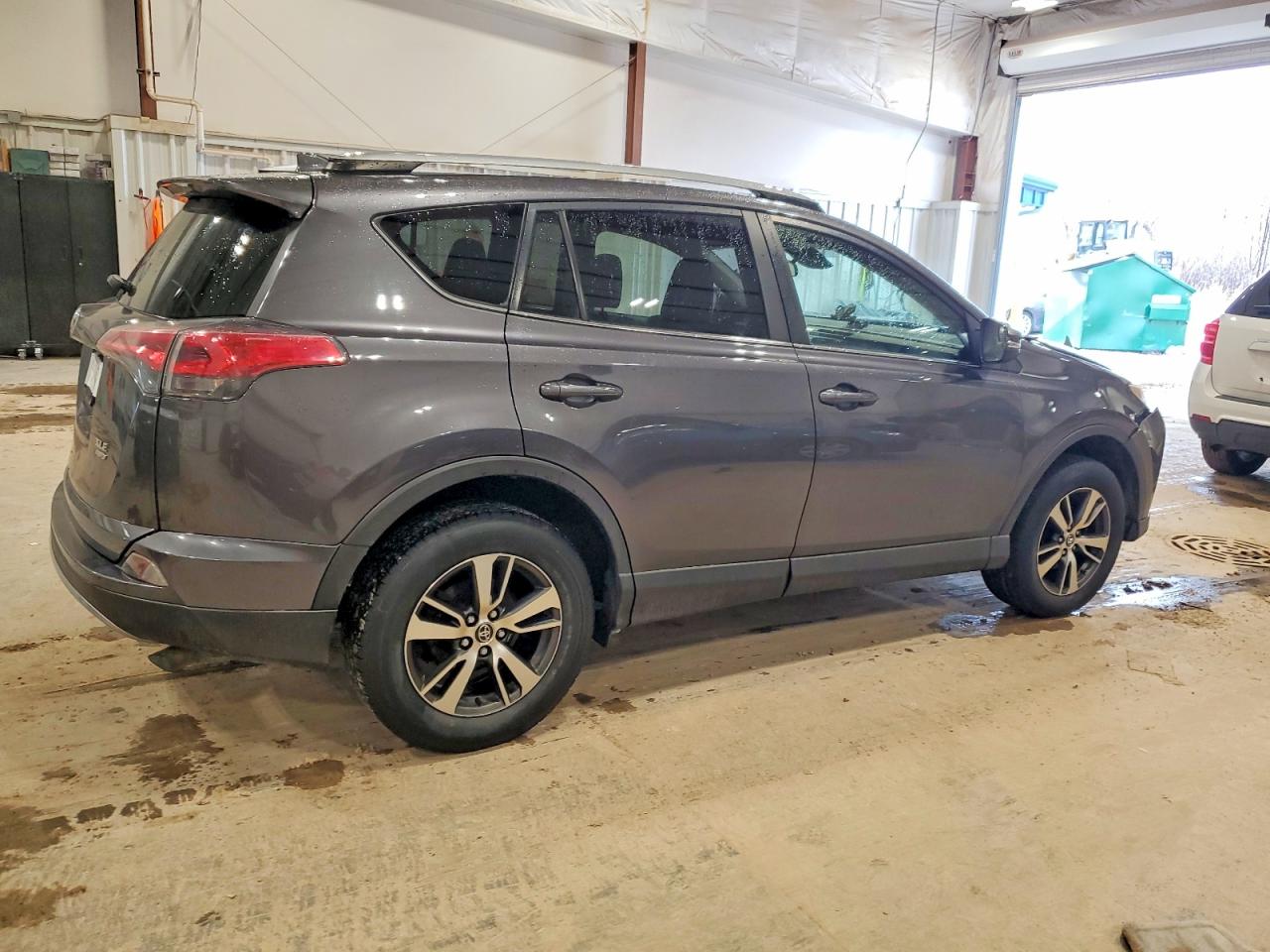2017 TOYOTA RAV4 XLE photo 5