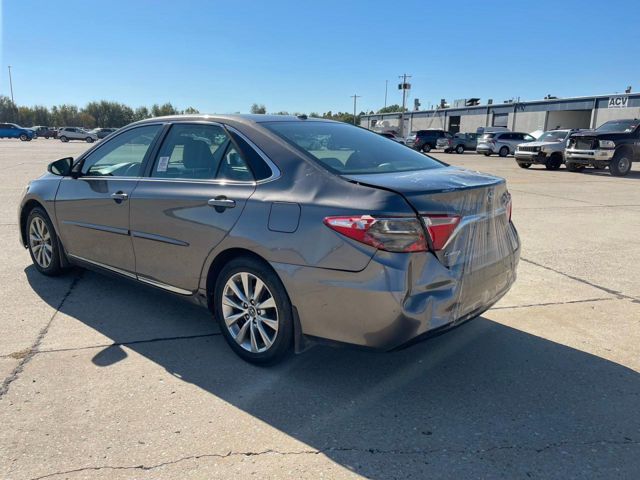 2017 TOYOTA CAMRY LE photo 3