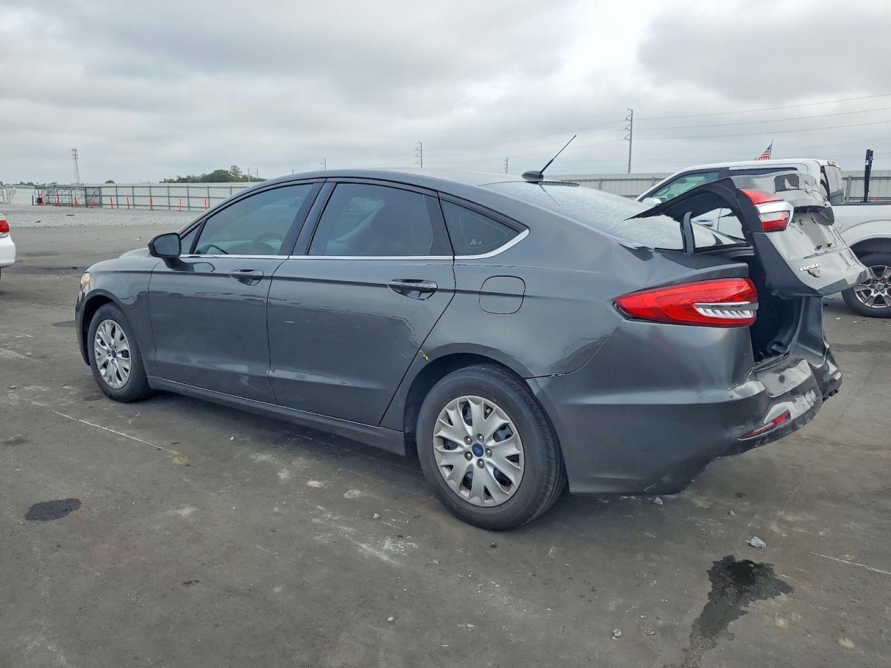 2019 FORD FUSION S photo 2