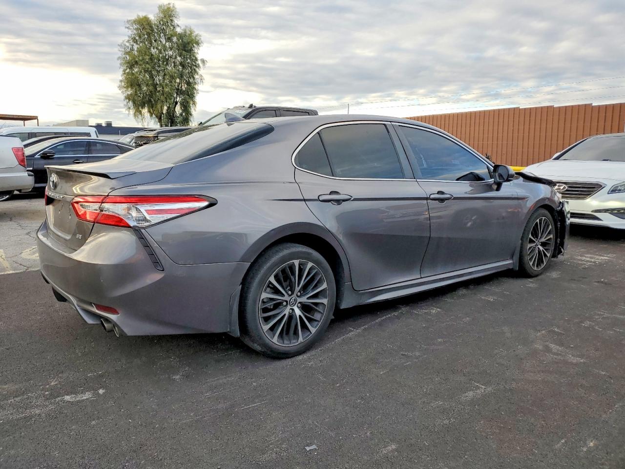 2020 TOYOTA CAMRY SE photo 5