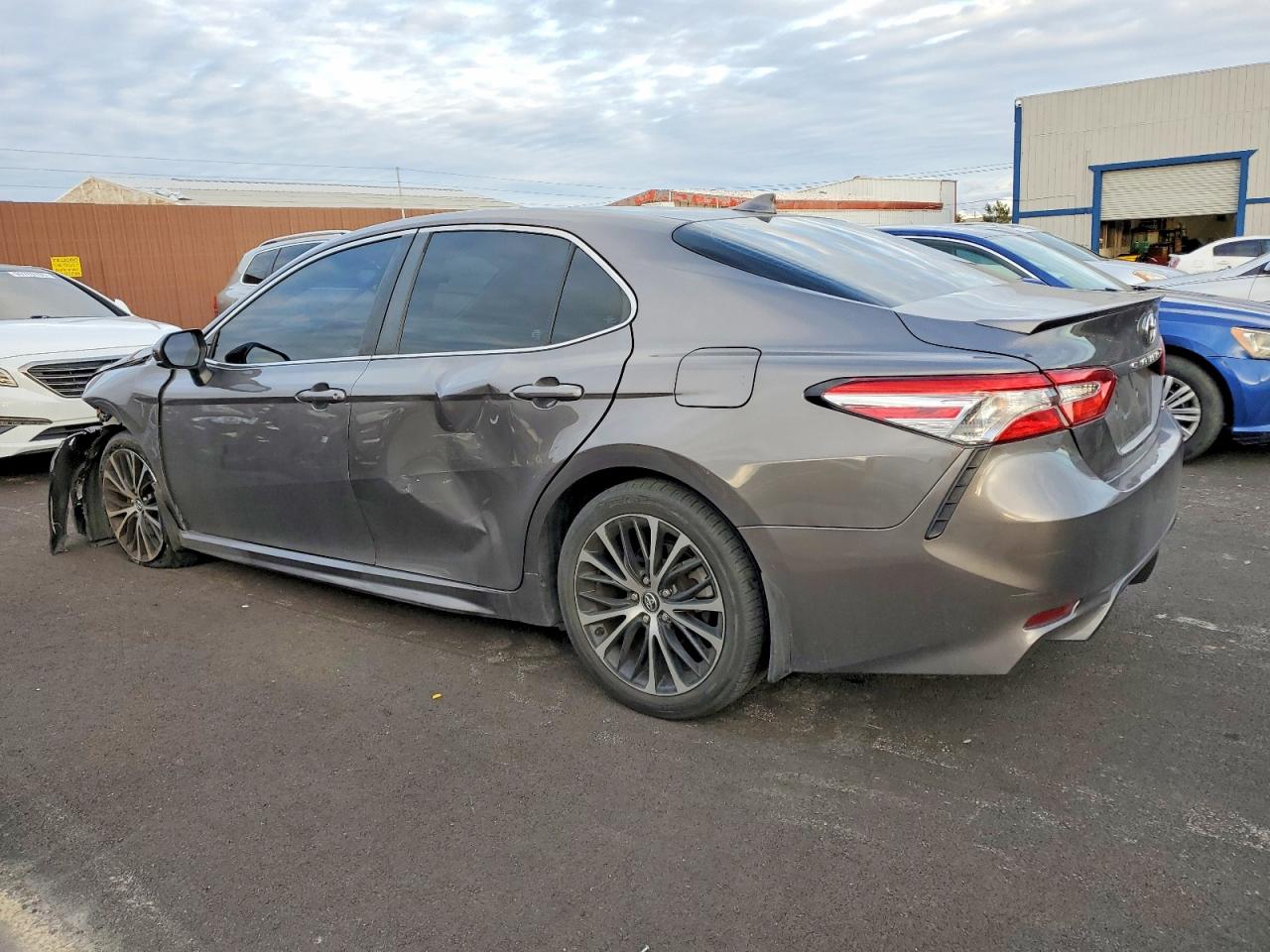 2020 TOYOTA CAMRY SE photo 3