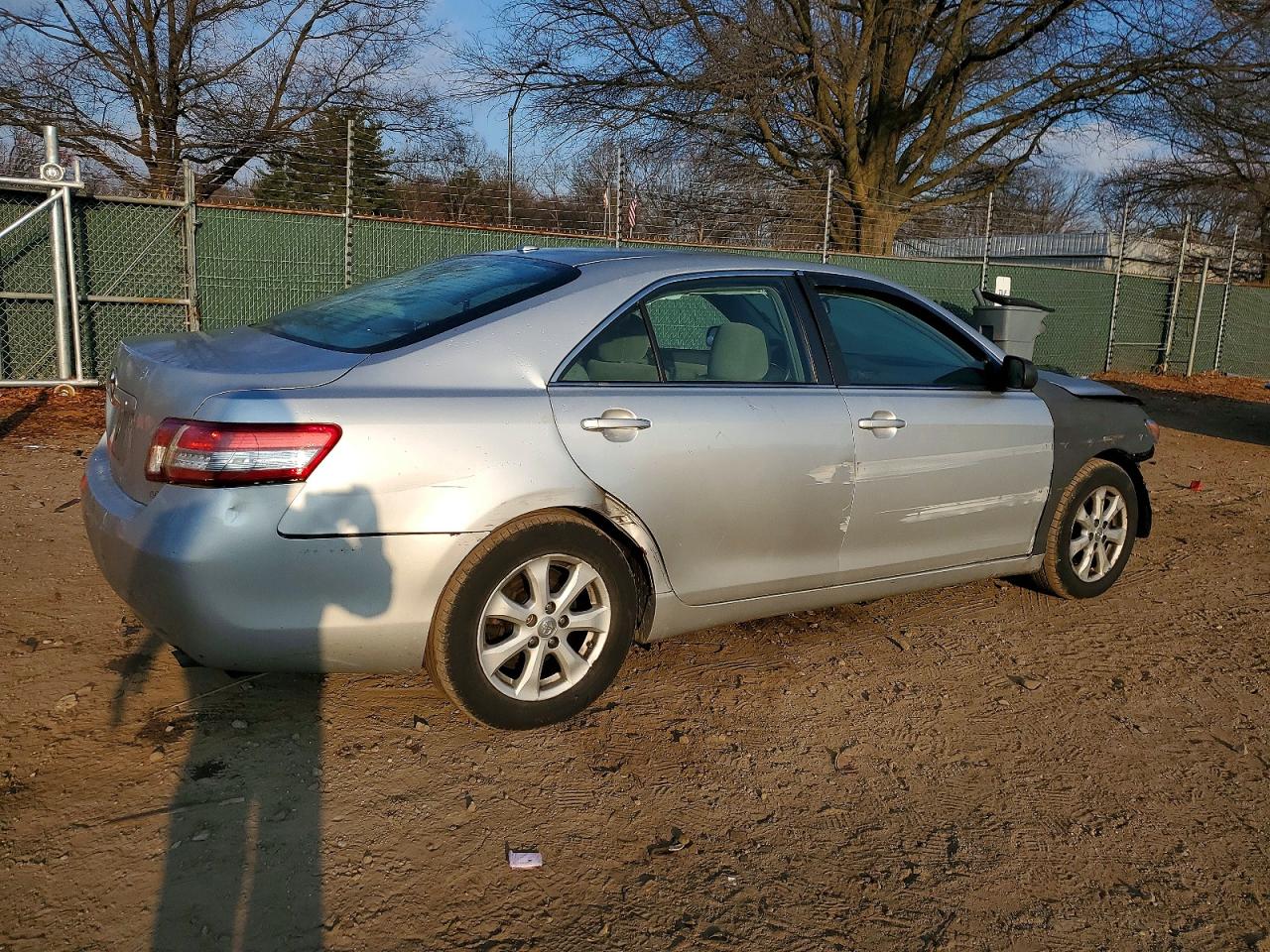2011 TOYOTA CAMRY photo 3