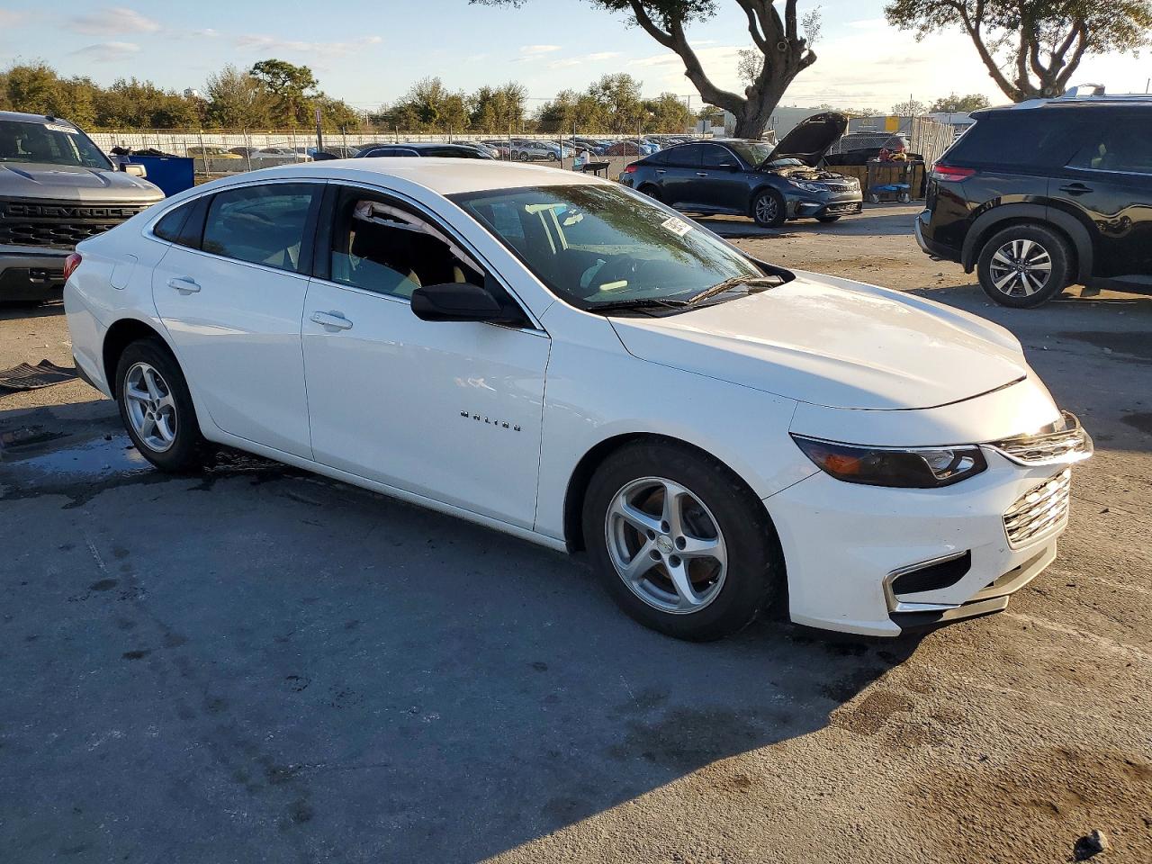 2018 CHEVROLET MALIBU LS photo 4
