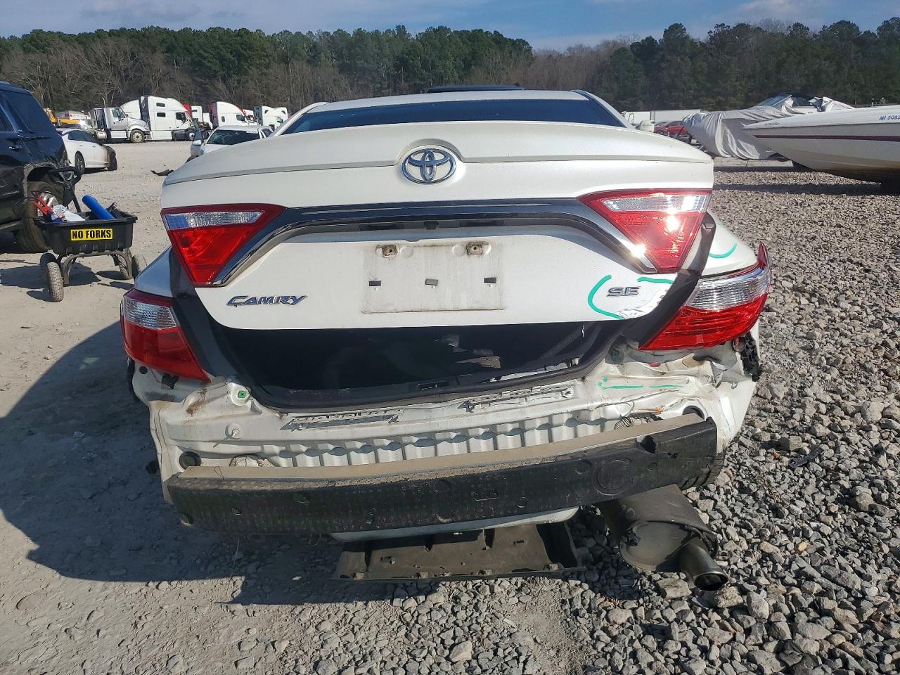 2015 TOYOTA CAMRY LE photo 6