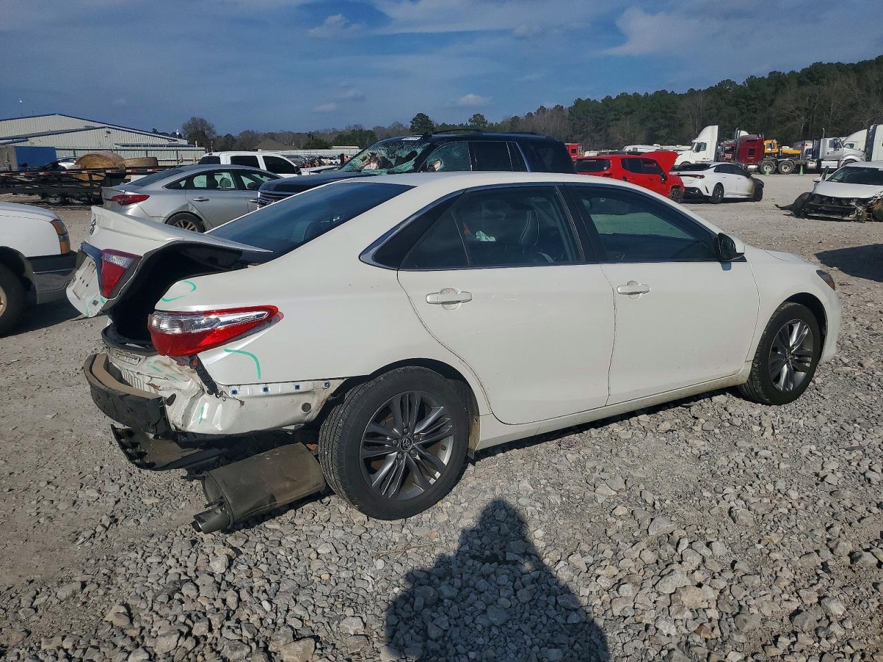 2015 TOYOTA CAMRY LE photo 3