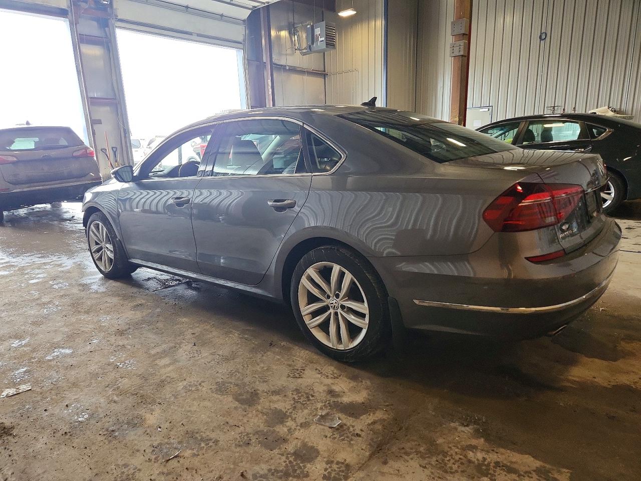 2018 VOLKSWAGEN PASSAT SE photo 2