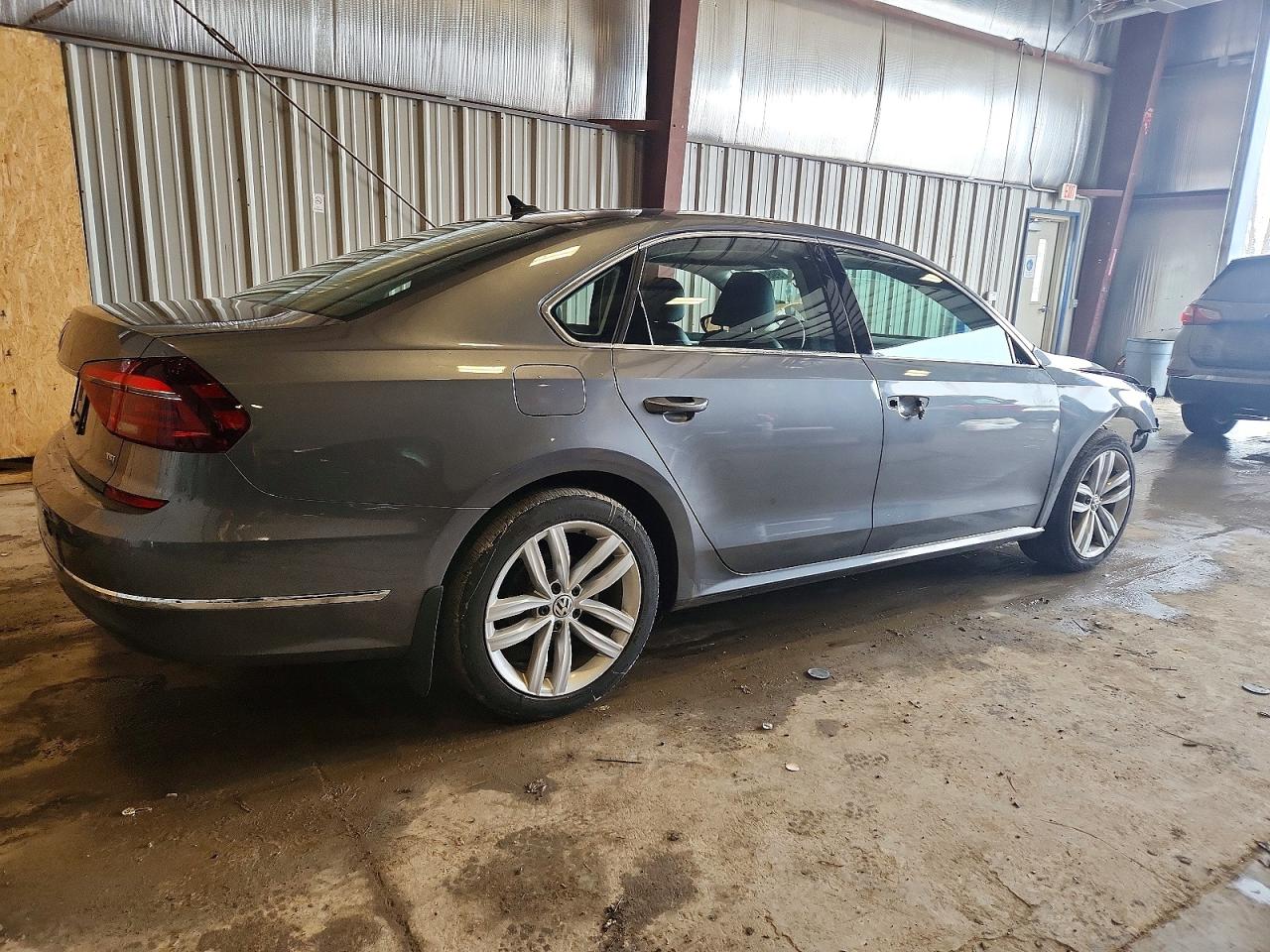 2018 VOLKSWAGEN PASSAT SE photo 3