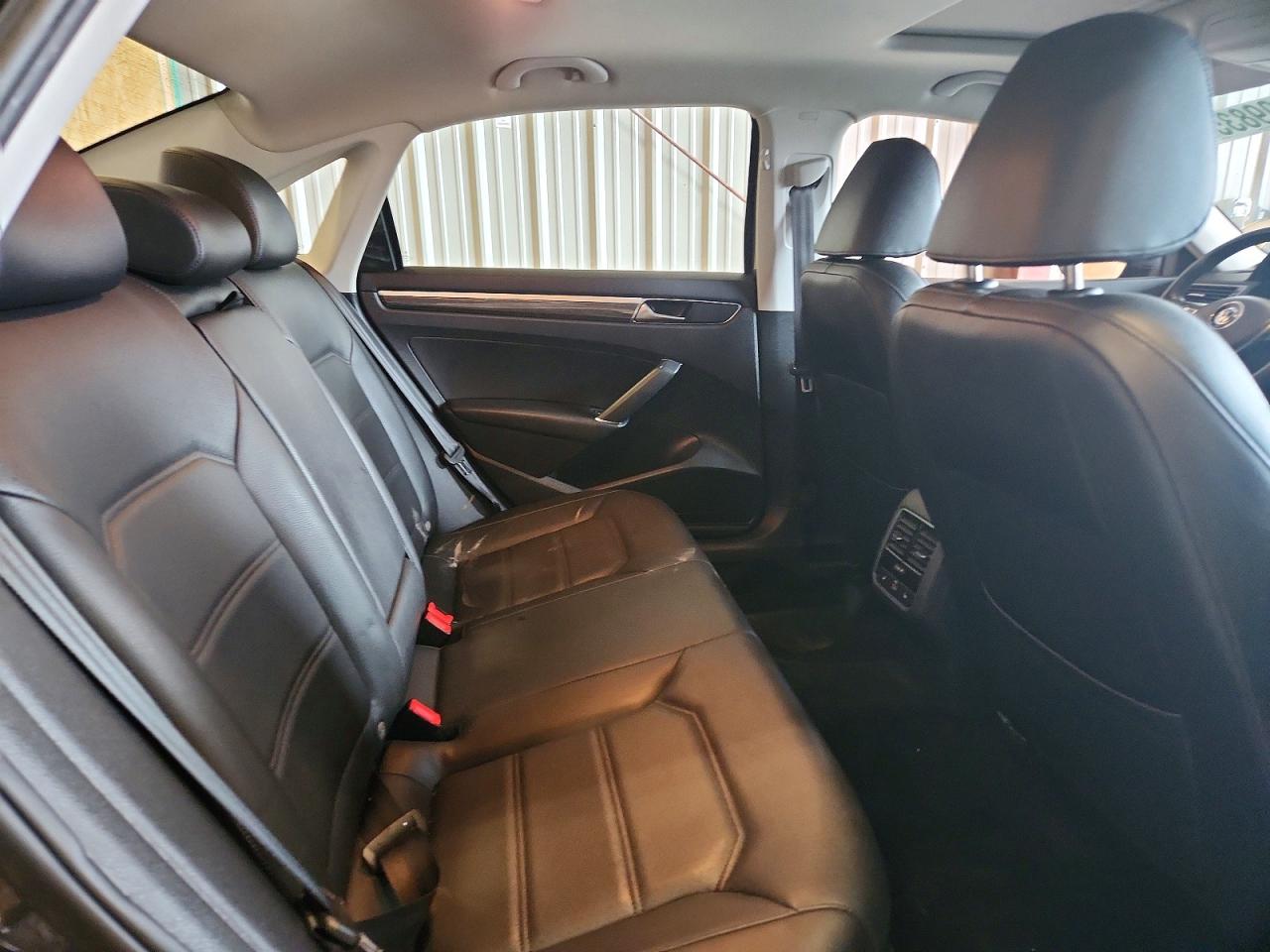 2018 VOLKSWAGEN PASSAT SE photo 10