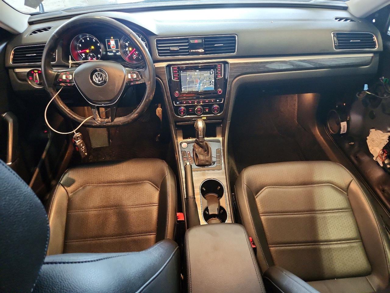 2018 VOLKSWAGEN PASSAT SE photo 8