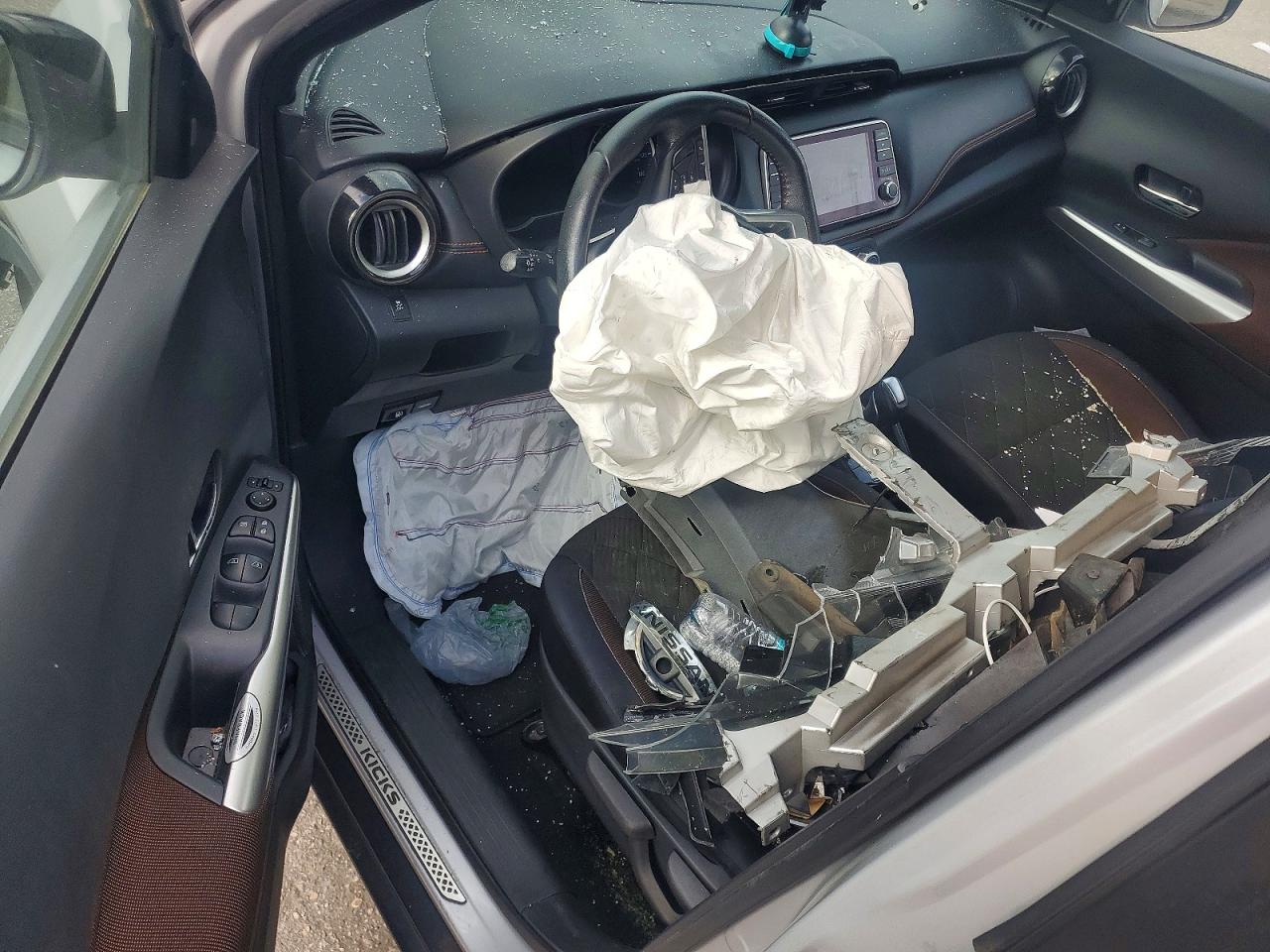 2018 NISSAN KICKS S photo 8