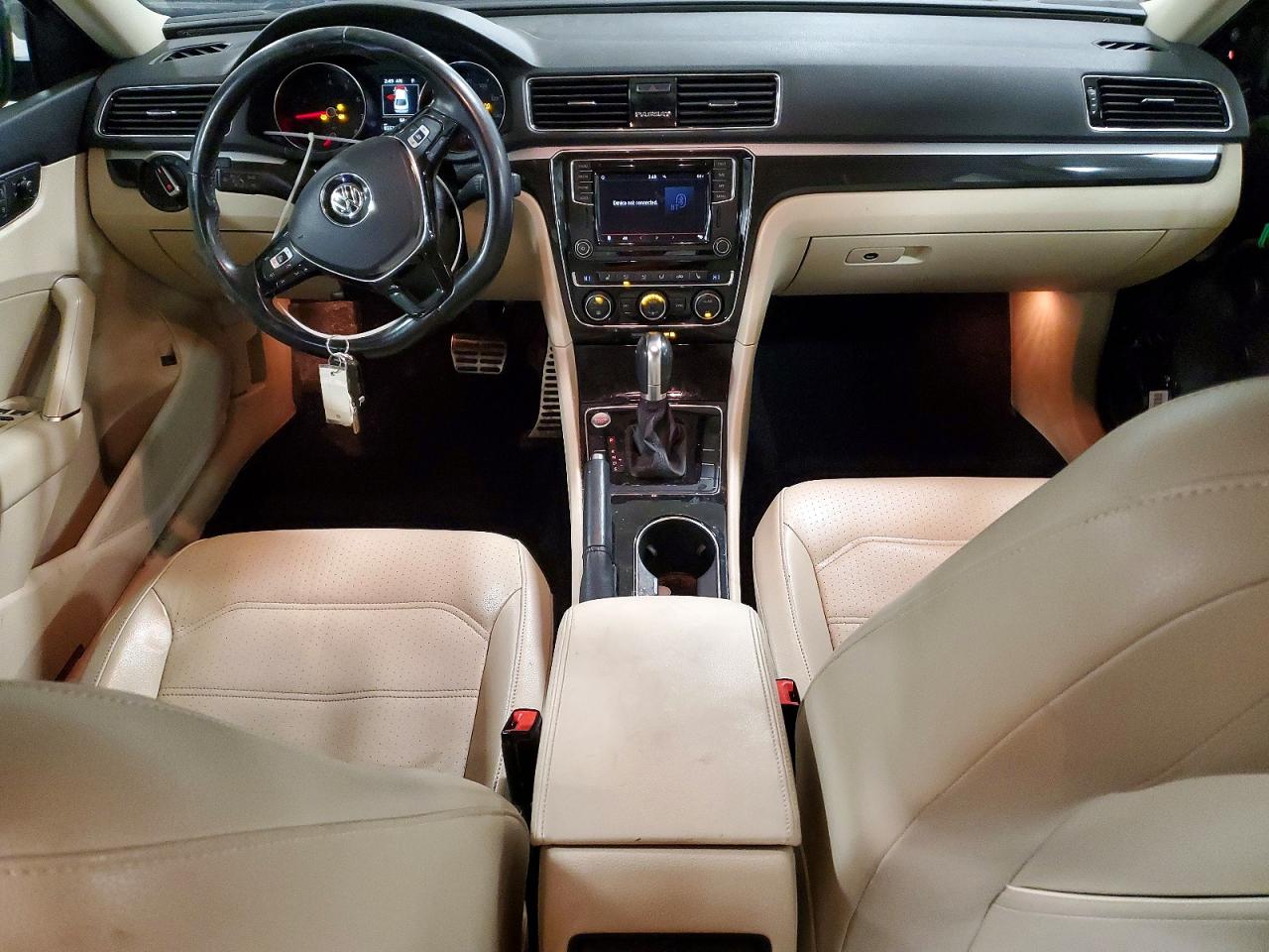 2019 VOLKSWAGEN PASSAT SE R-LINE photo 8