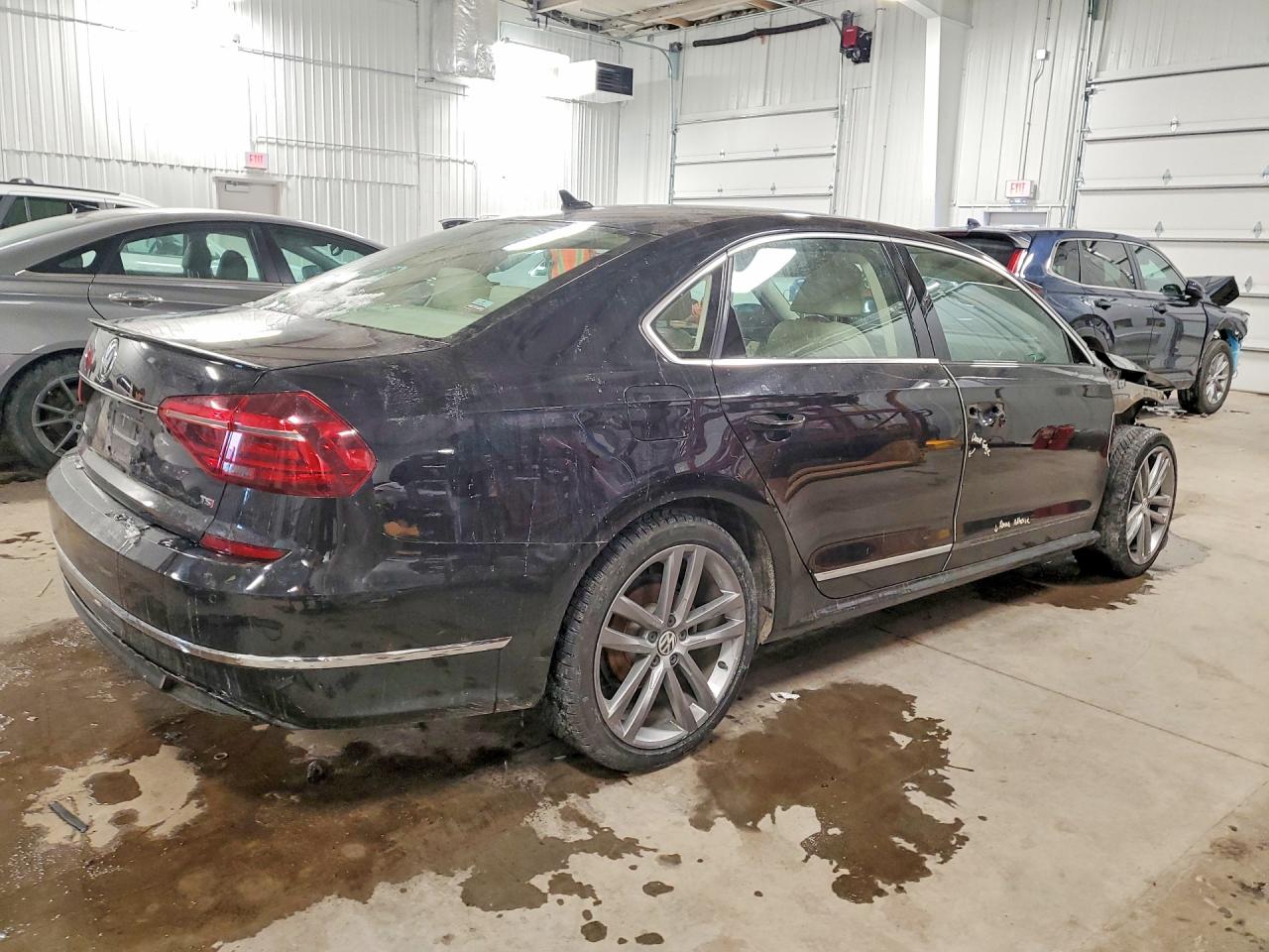 2019 VOLKSWAGEN PASSAT SE R-LINE photo 3