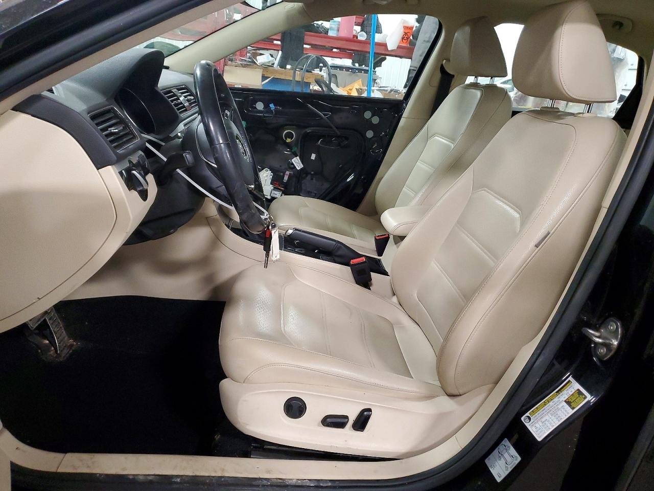2019 VOLKSWAGEN PASSAT SE R-LINE photo 7