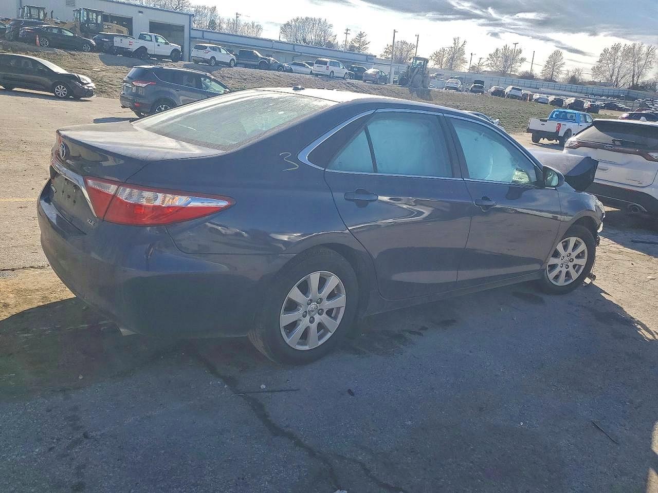 2016 TOYOTA CAMRY LE photo 3