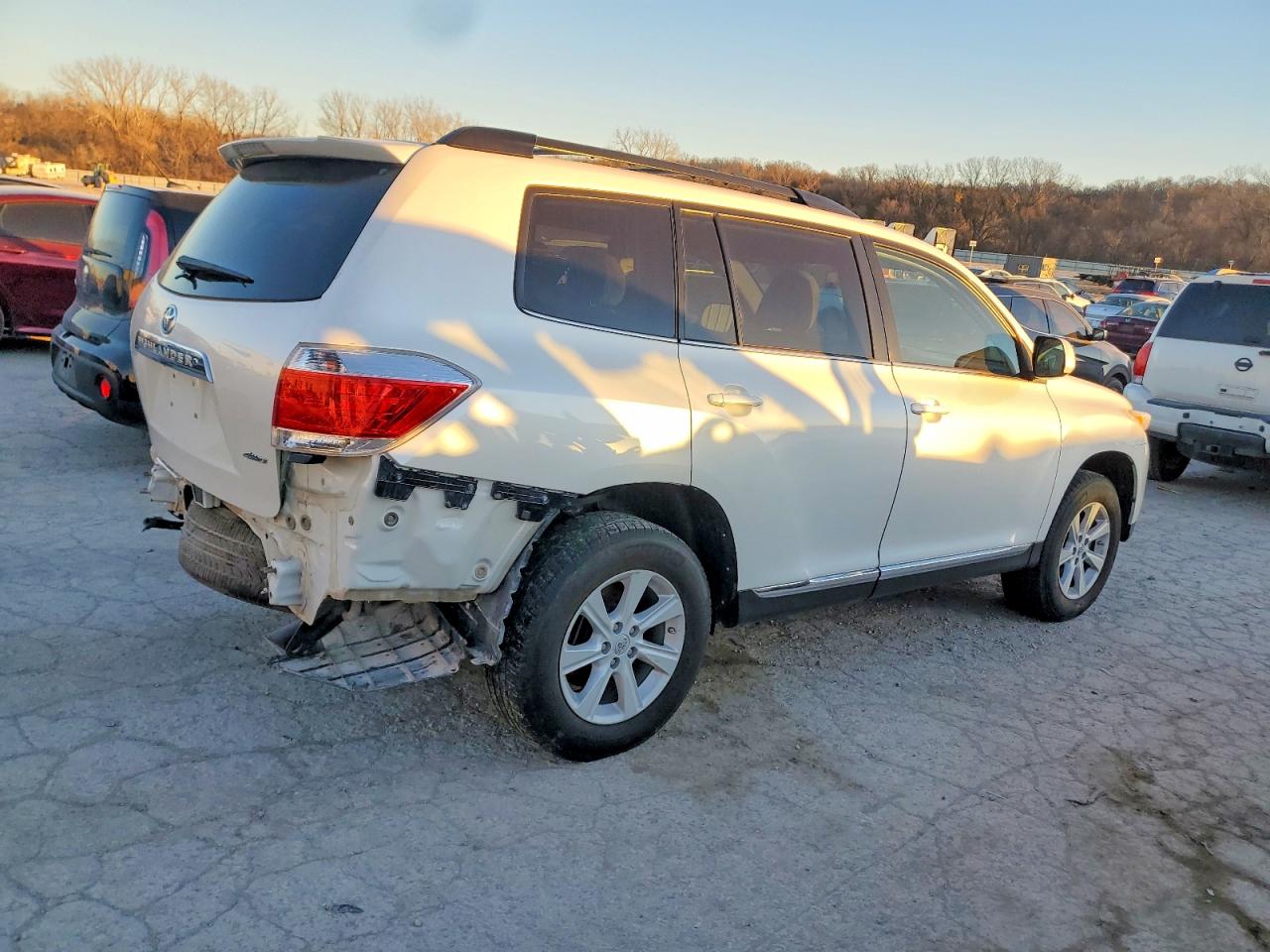 2013 TOYOTA HIGHLANDER BASE photo 3