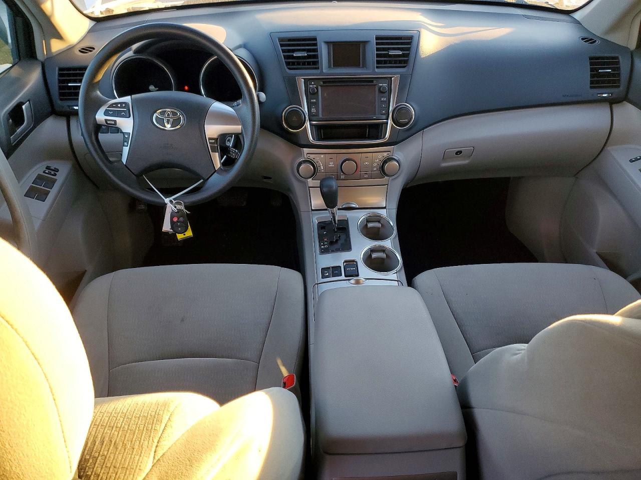 2013 TOYOTA HIGHLANDER BASE photo 8