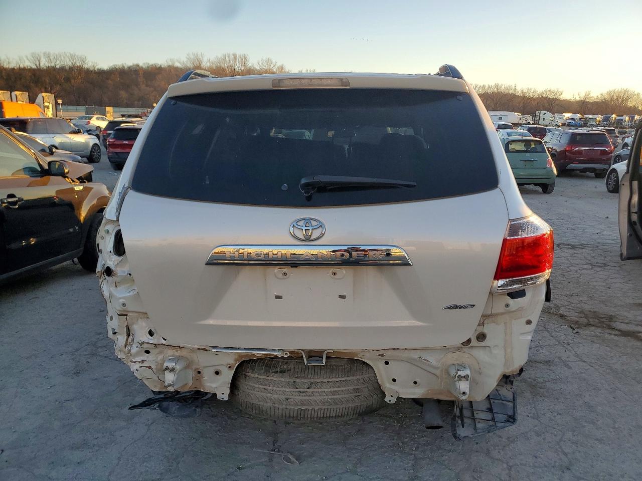 2013 TOYOTA HIGHLANDER BASE photo 6