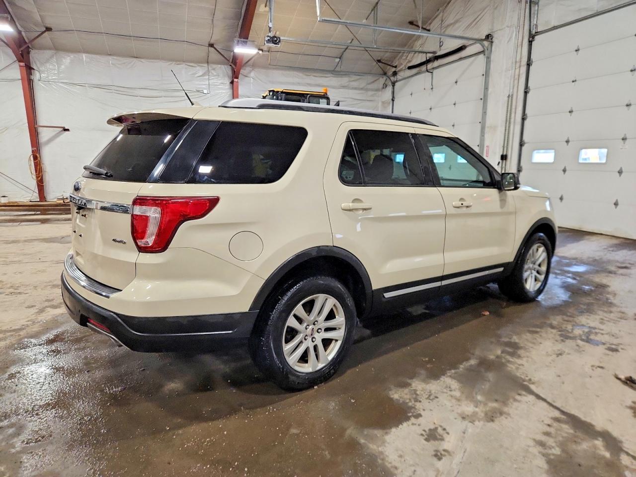 2018 FORD EXPLORER XLT photo 3