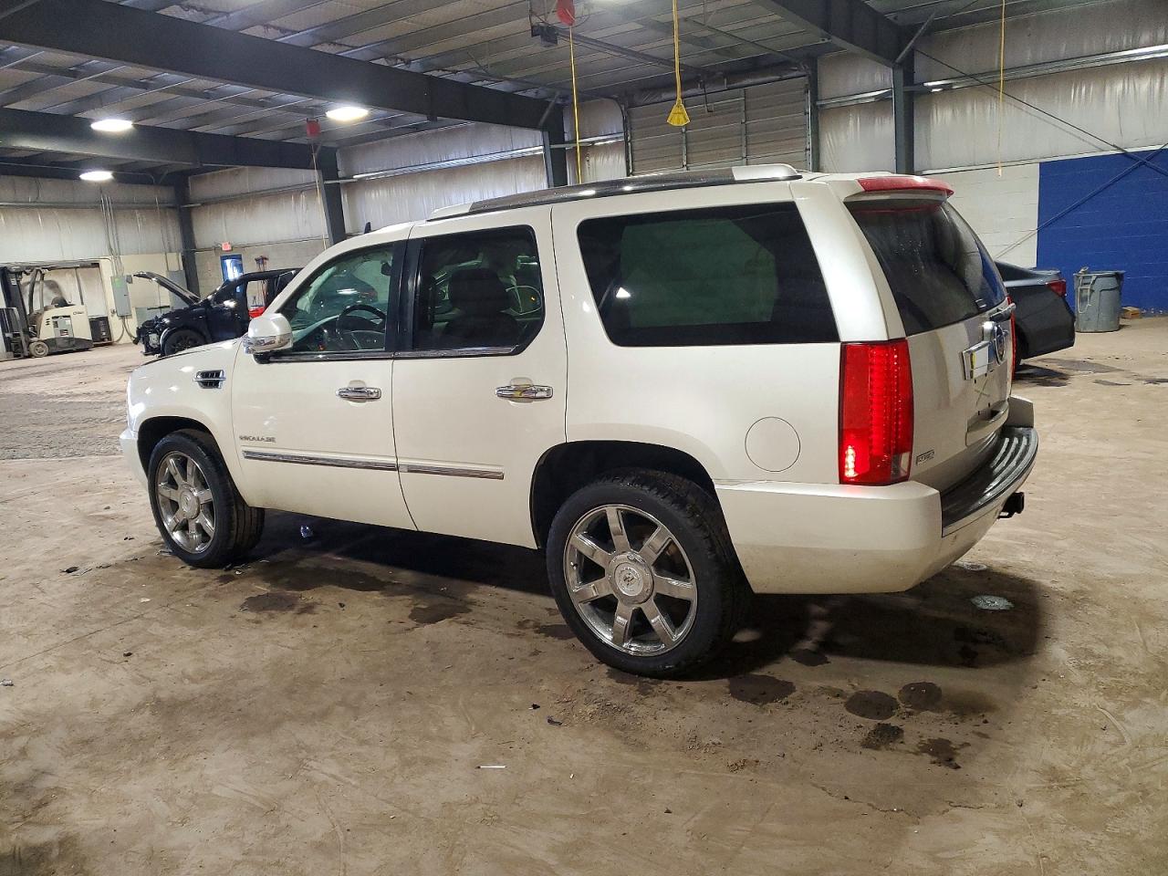 2011 CADILLAC ESCALADE PREMIUM photo 2