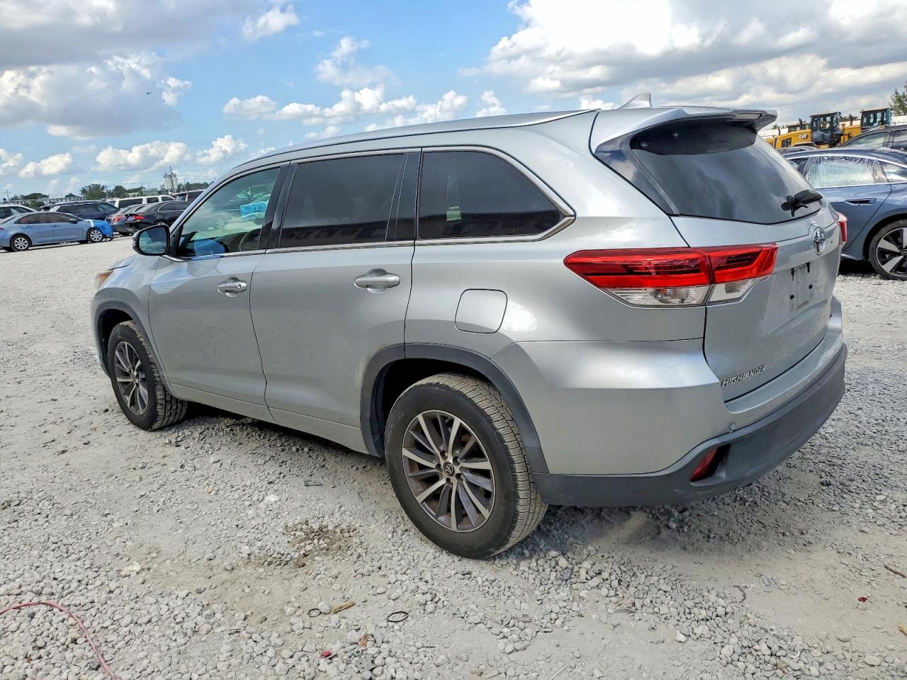 2018 TOYOTA HIGHLANDER SE photo 2