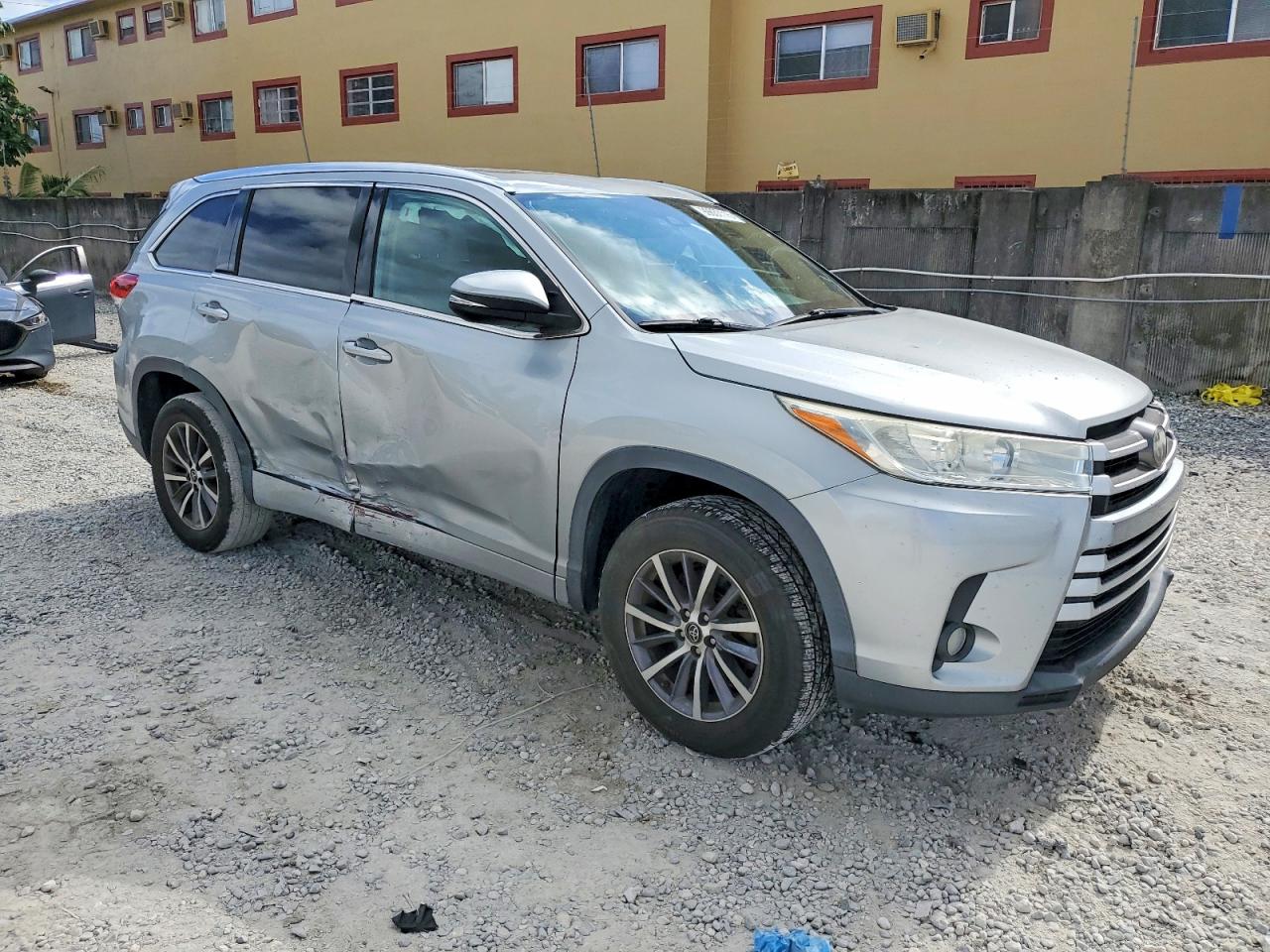 2018 TOYOTA HIGHLANDER SE photo 4